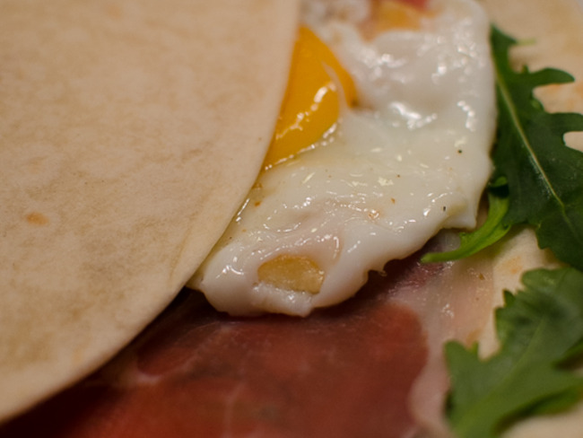 Piadina Romagnola Au Jambon De Parme A La Roquette Et A L œuf Au