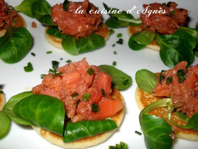 Tartare De Saumon Fume Bio Sur Blinis Recette Par La Cuisine D Agnes