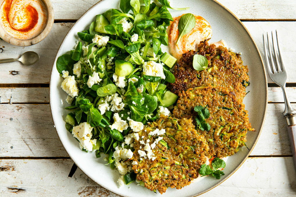 Courgette Quinoakoekjes Met Feta Met Een Harissa Yoghurtdip En Veldsla Marley Spoon