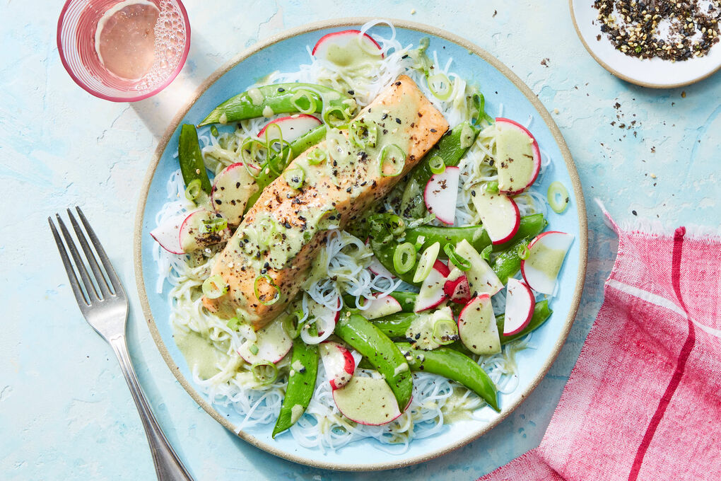 20-Min: Broiled Salmon Noodle Salad with Coconut-Matcha Vinaigrette & Snap Peas | Marley Spoon