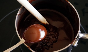 Tablage du chocolat noir au bain marie