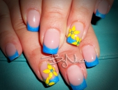 Modele unghii French albastru neon si flori pictate
