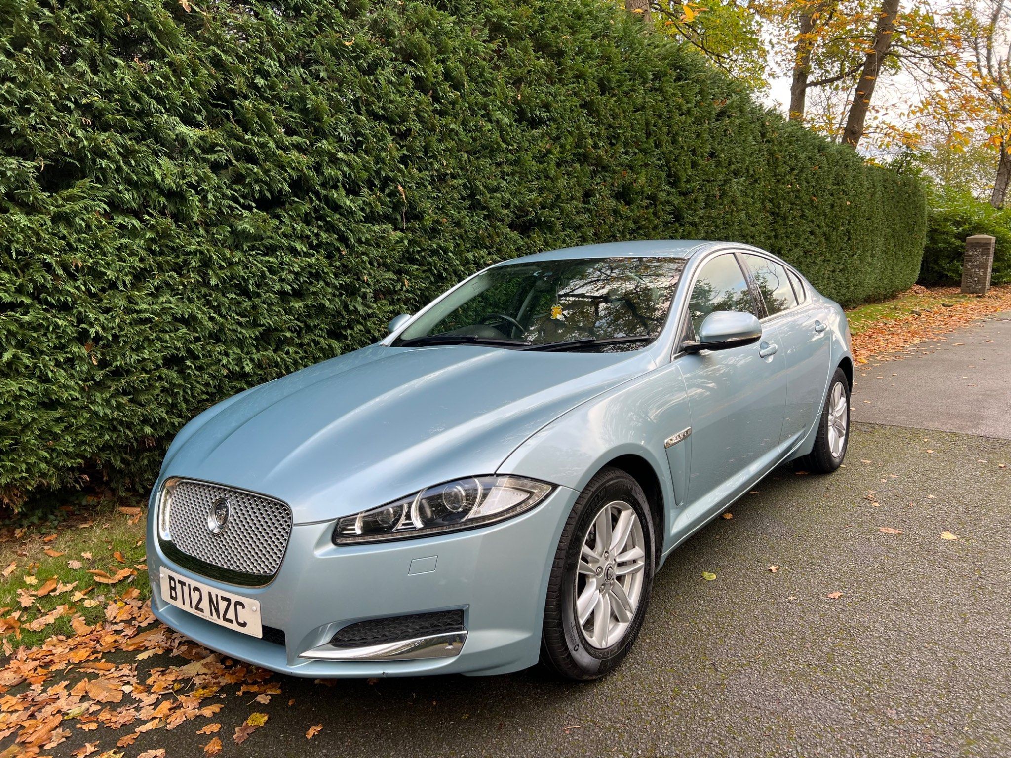 Jaguar XF D LUXURY 4-Door 2012