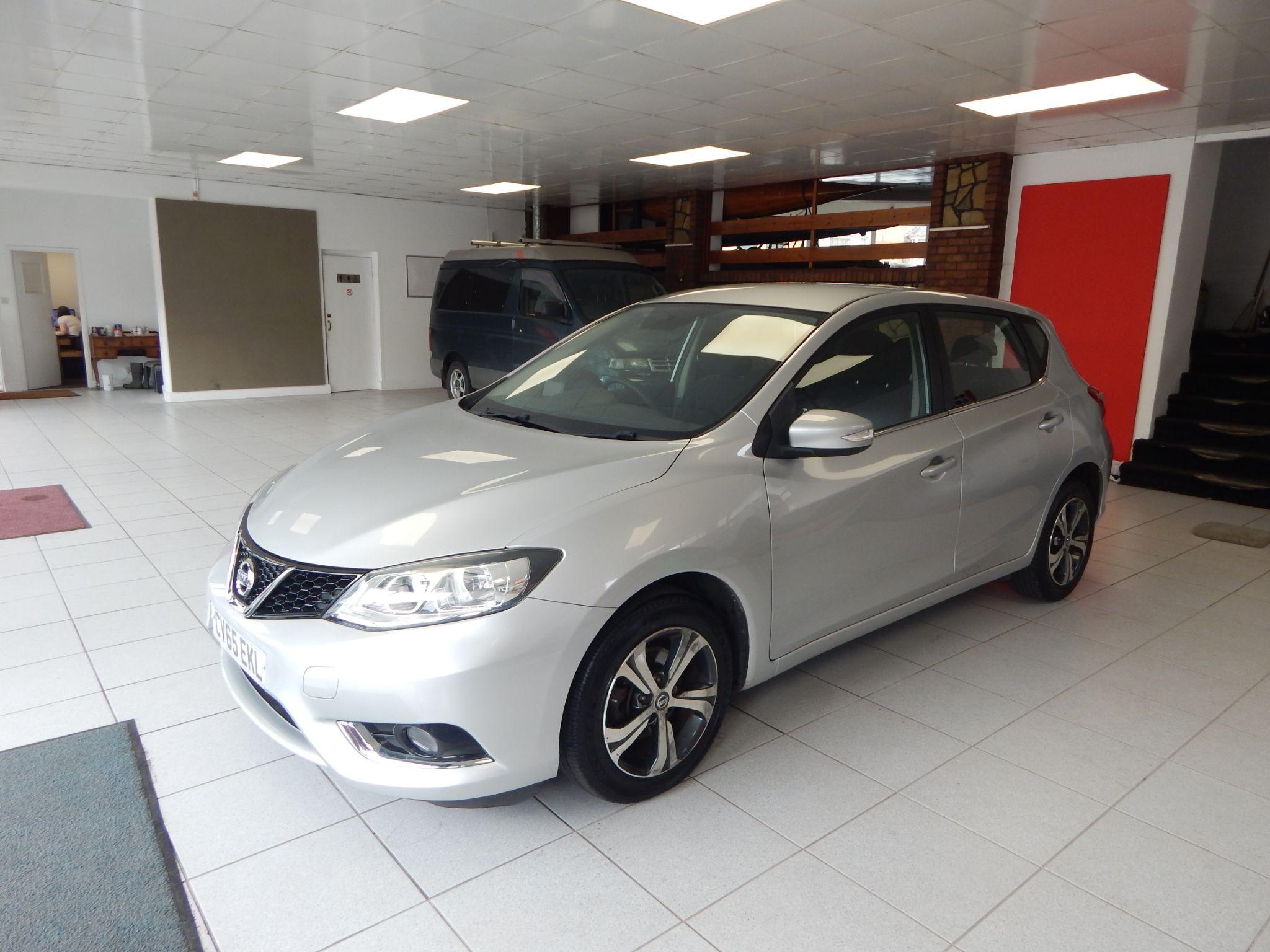 Silver 2015 Nissan Pulsar Hatchback Front-wheel drive Manual