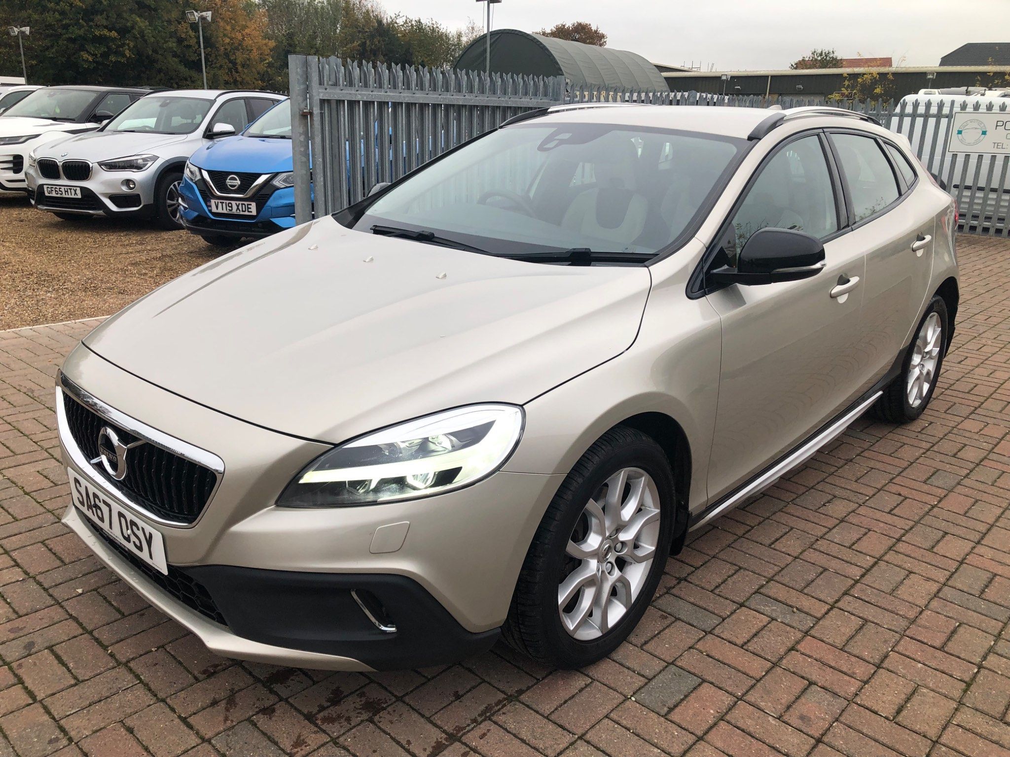 Volvo V40 T3 CROSS COUNTRY PRO 5-Door 2017