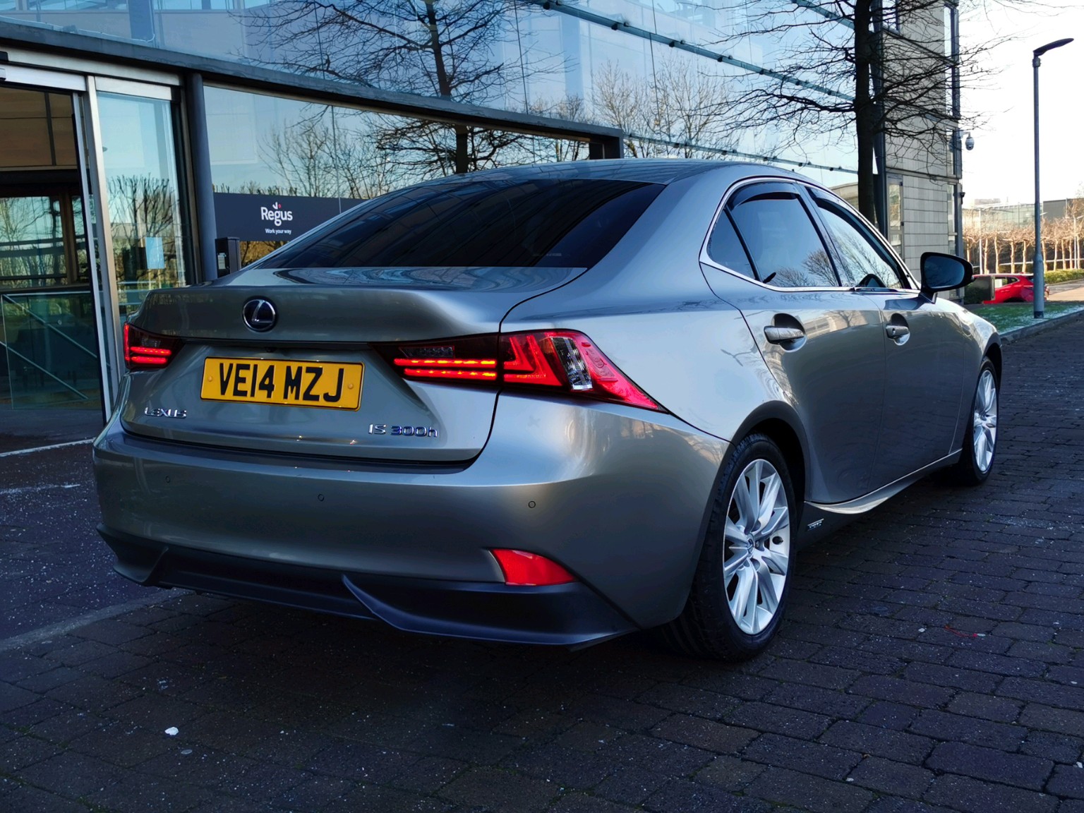 Lexus IS 2.5 Luxury Saloon 4dr Petrol Hybrid E-CVT Euro 5 [s/s] [223 ps] 2014