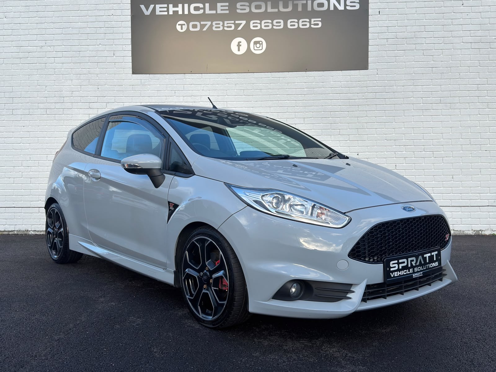 2017 Ford Fiesta 1.6T EcoBoost ST-200 Hatchback 3dr Petrol Manual Euro 6 (200 ps) - vehicle photo 2 for sale on PureCar