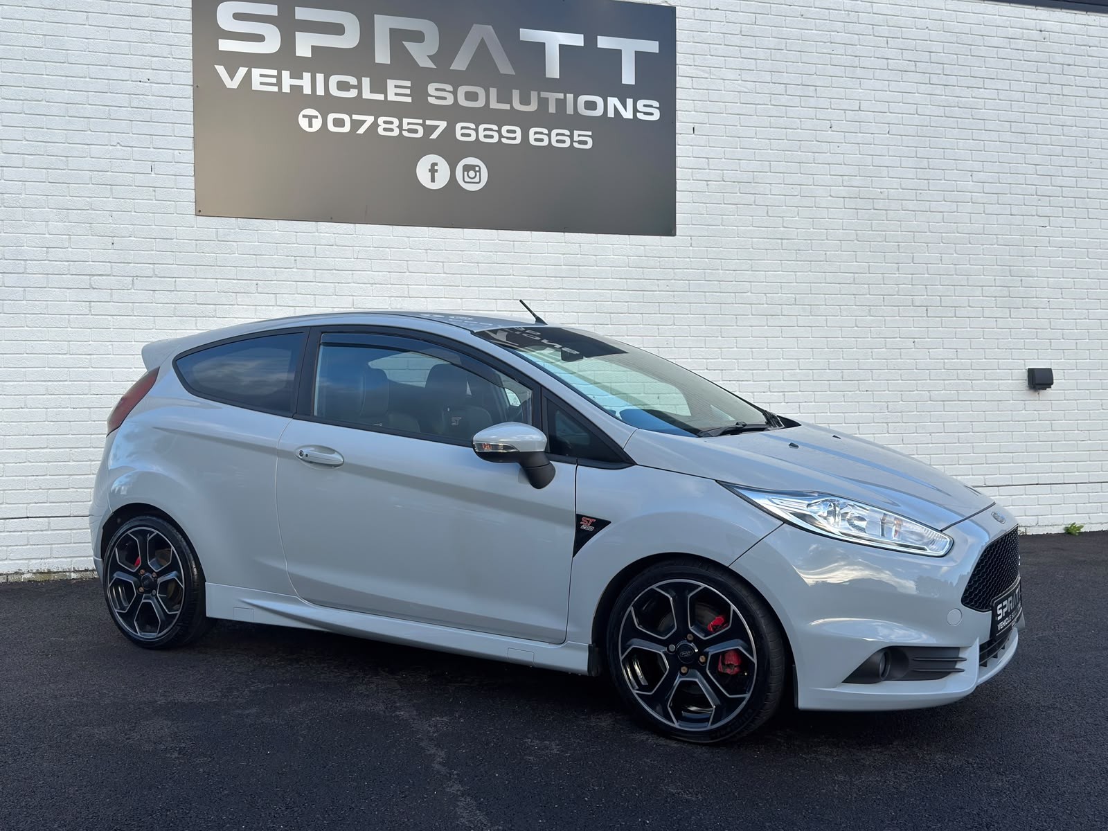 2017 Ford Fiesta 1.6T EcoBoost ST-200 Hatchback 3dr Petrol Manual Euro 6 (200 ps) - vehicle photo 4 for sale on PureCar