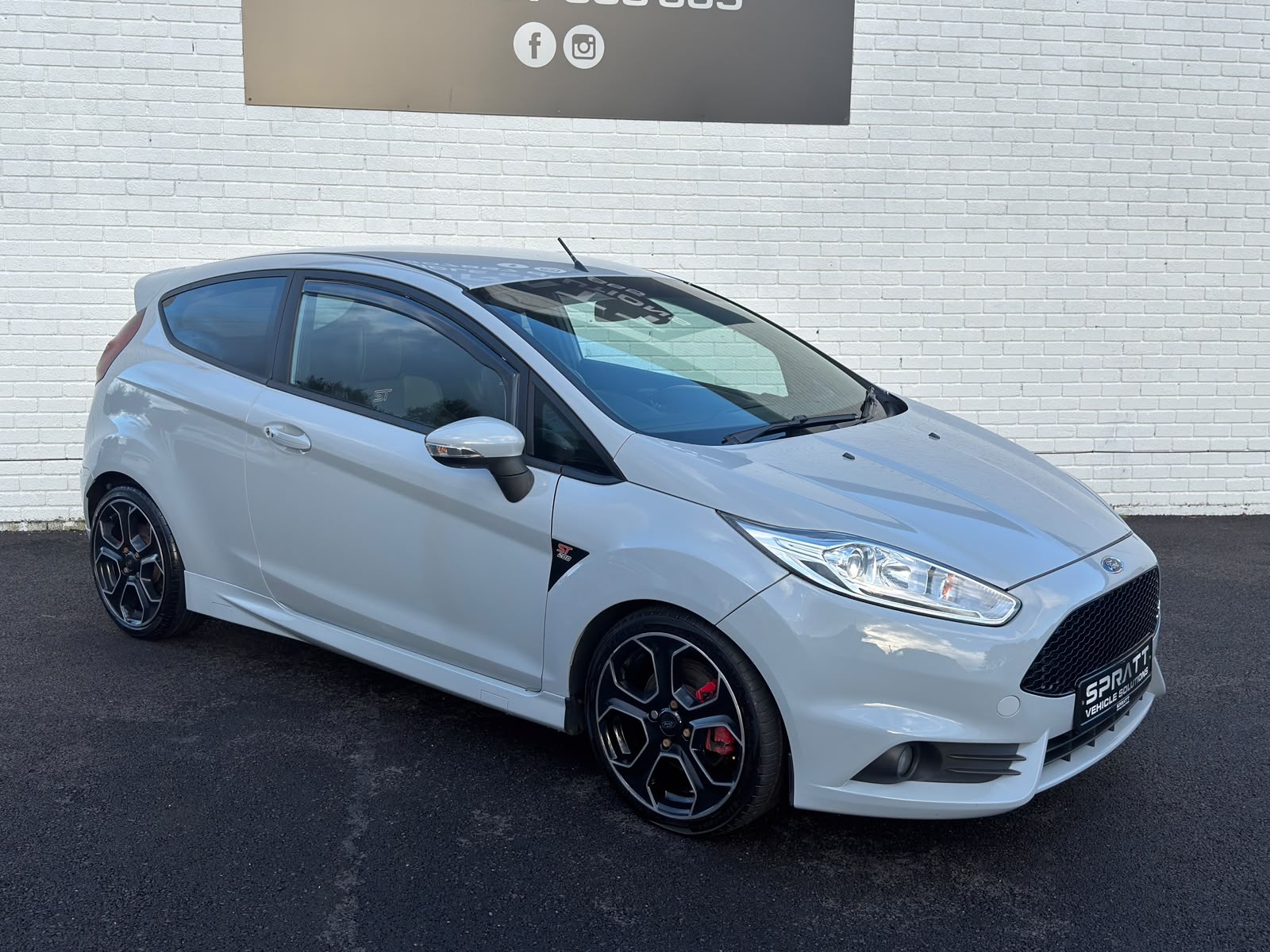 2017 Ford Fiesta 1.6T EcoBoost ST-200 Hatchback 3dr Petrol Manual Euro 6 (200 ps) - vehicle photo 3 for sale on PureCar