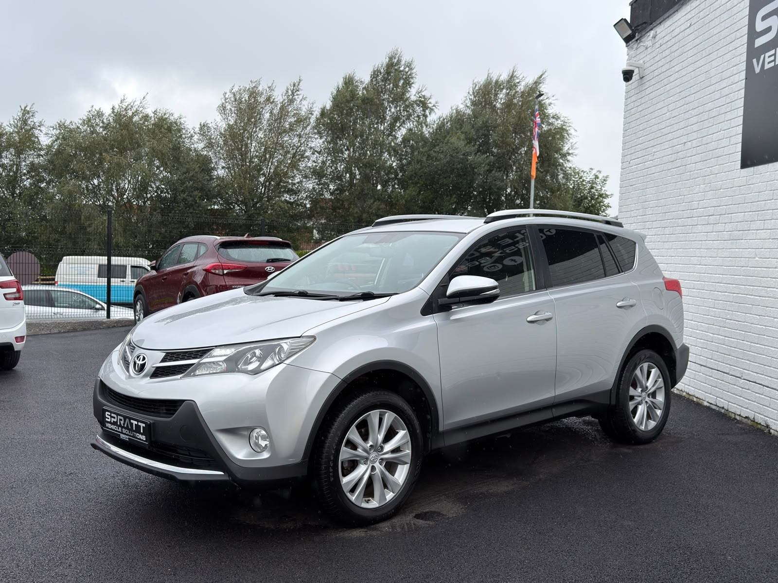 2013 Toyota RAV4 2.2 D-4D Invincible SUV 5dr Diesel Manual 4WD Euro 5 (150 ps) - vehicle photo 2 for sale on PureCar