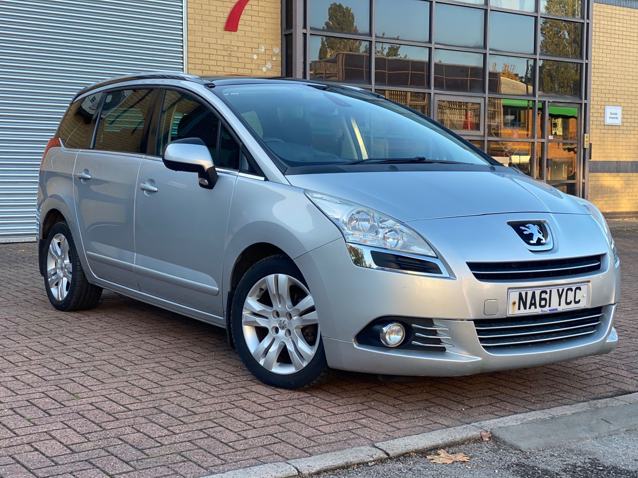 Peugeot 5008 HDI EXCLUSIVE 5-Door 2011