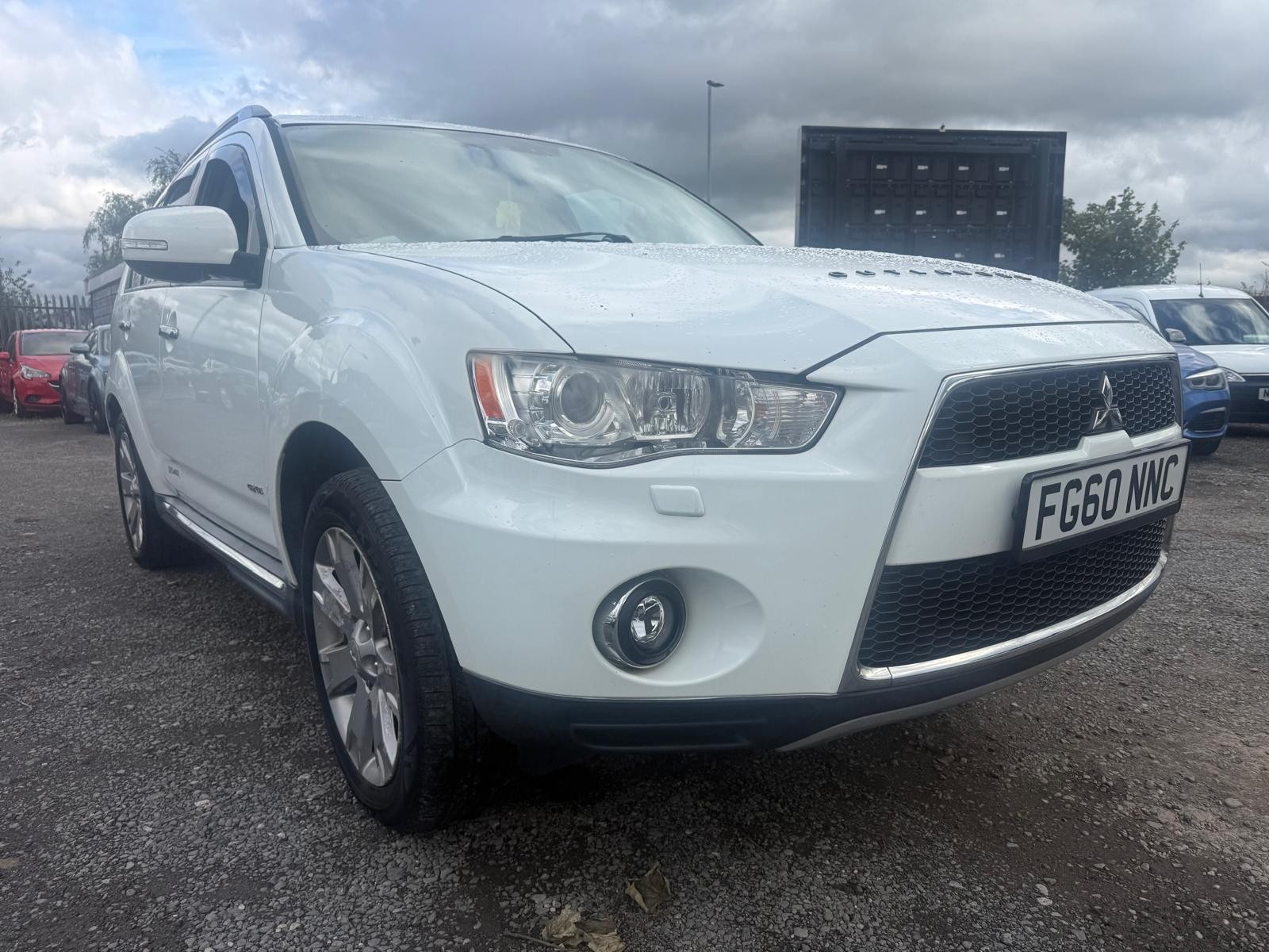 White 2011 Mitsubishi Outlander SUV/Crossover All-wheel drive Manual