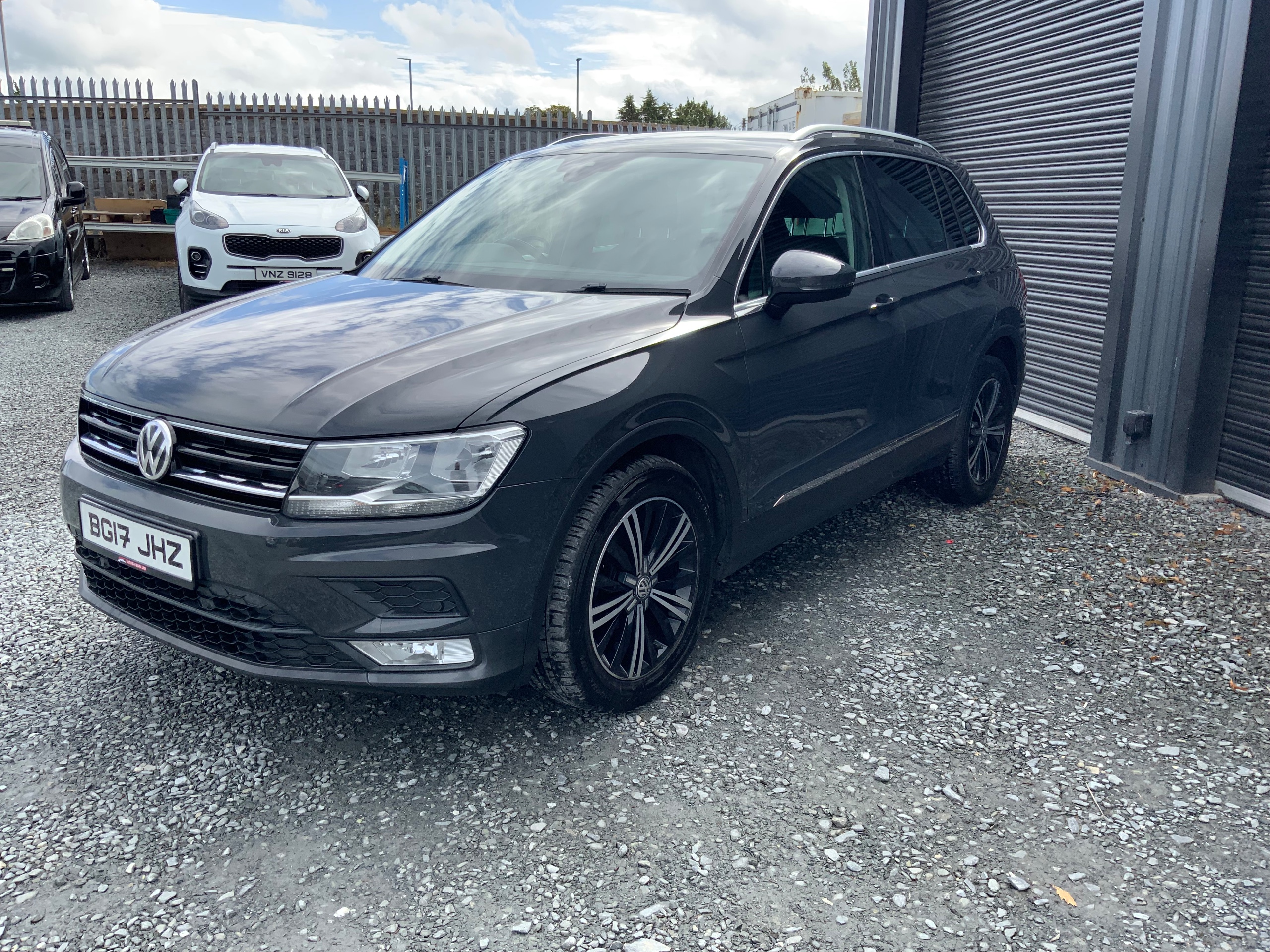 2017 Volkswagen Tiguan 2.0 TDI BlueMotion Tech SE Navigation SUV 5dr Diesel Manual Euro 6 (s/s) (150 ps) - vehicle photo 2 for sale on PureCar