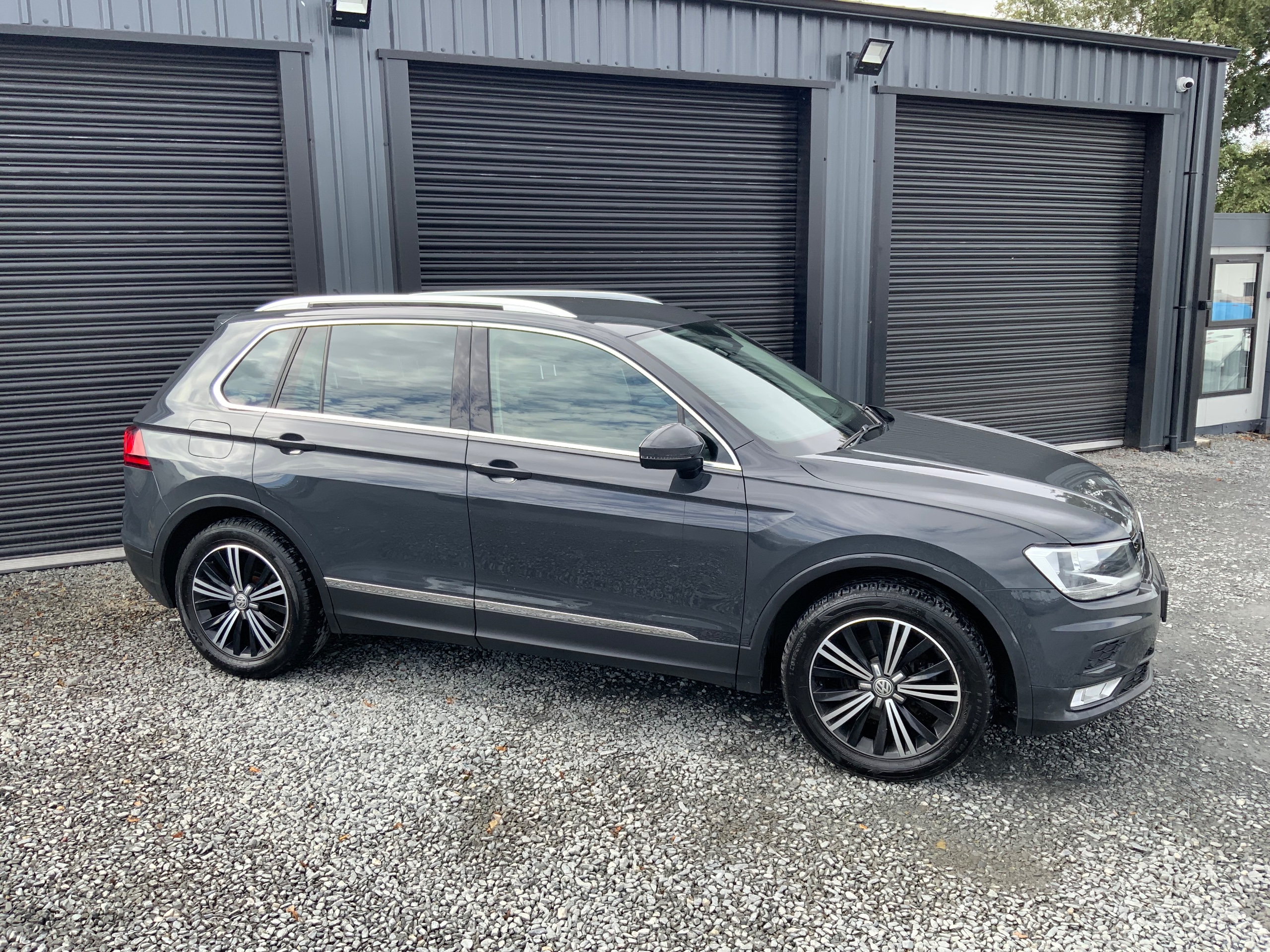 2017 Volkswagen Tiguan 2.0 TDI BlueMotion Tech SE Navigation SUV 5dr Diesel Manual Euro 6 (s/s) (150 ps) - vehicle photo 4 for sale on PureCar