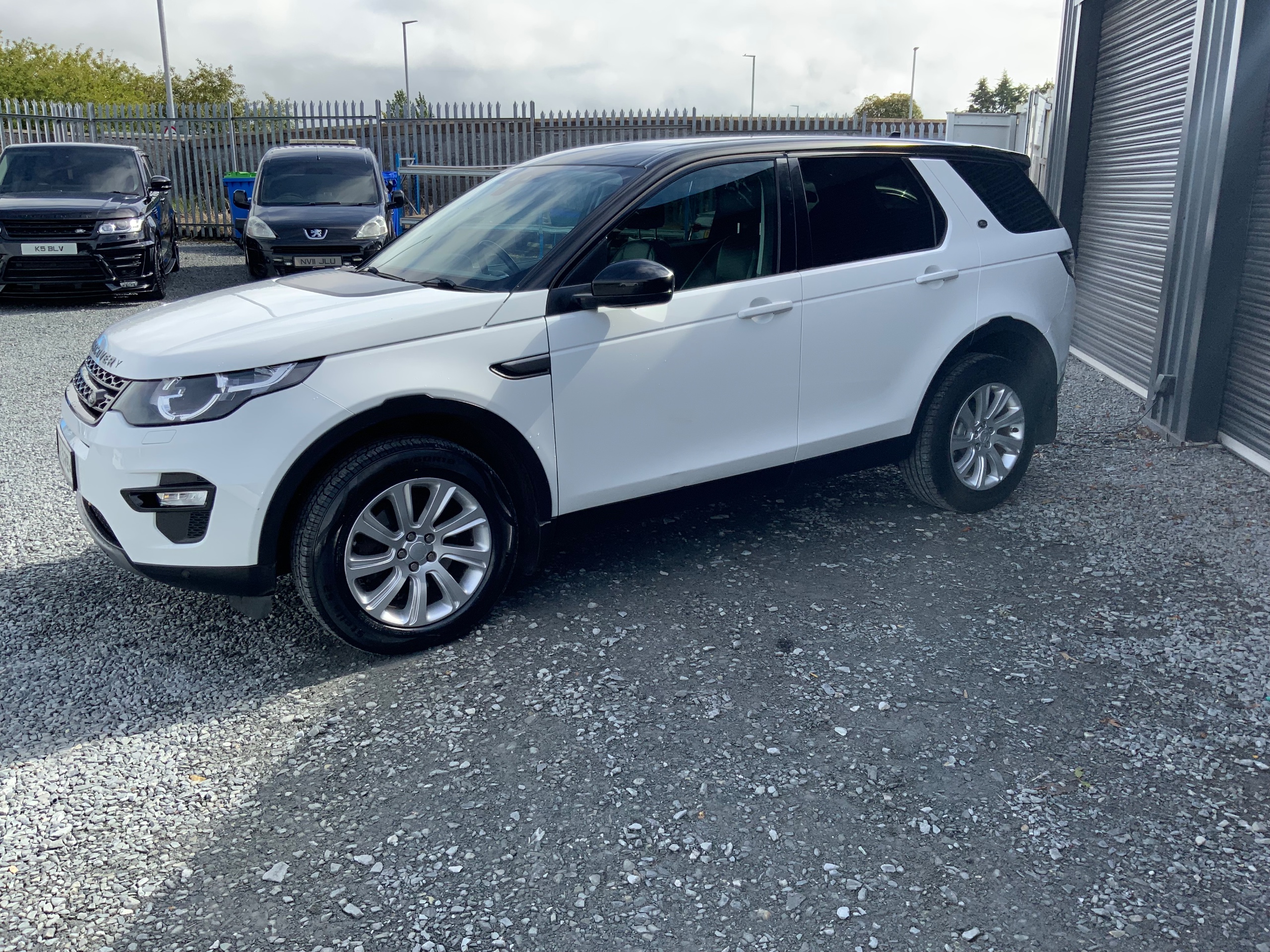 2016 Land Rover Discovery Sport 2.0 TD4 SE Tech SUV 5dr Diesel Auto 4WD Euro 6 (s/s) (180 ps) - vehicle photo 4 for sale on PureCar