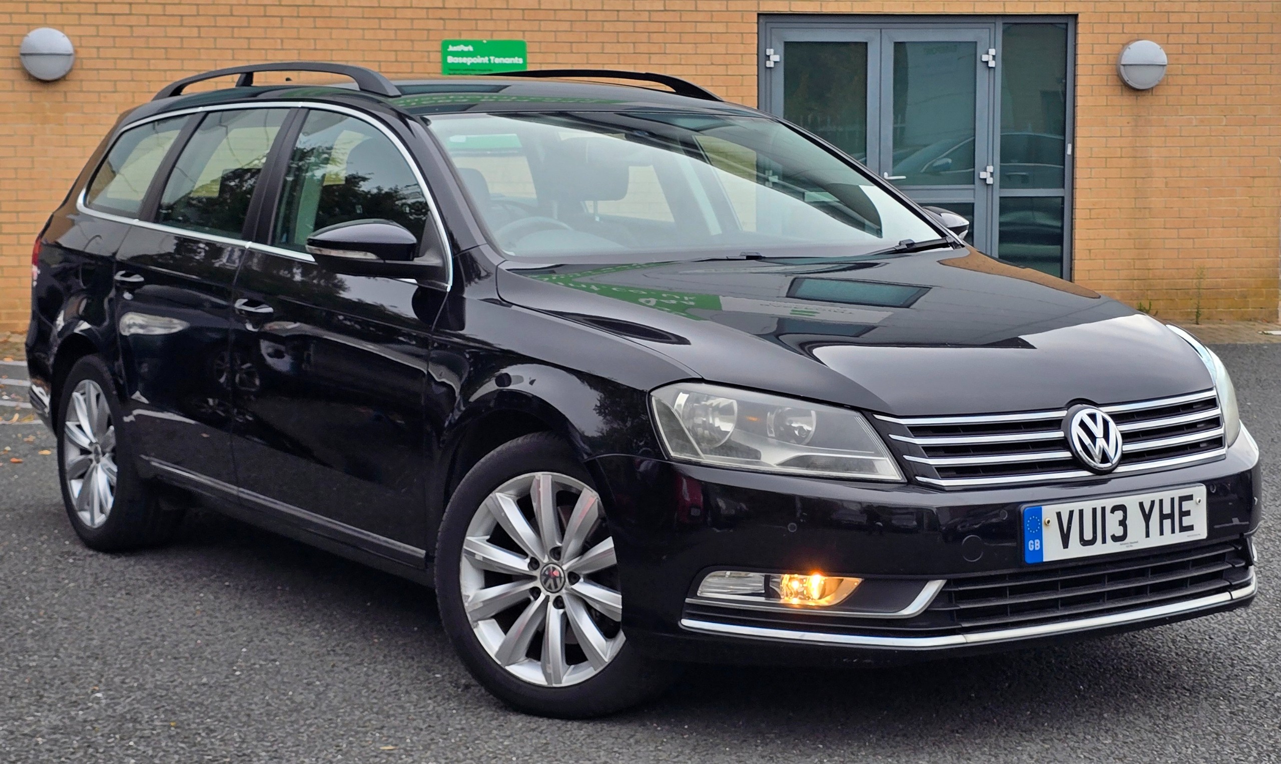 Black 2013 Volkswagen Passat Estate Front-wheel drive Manual