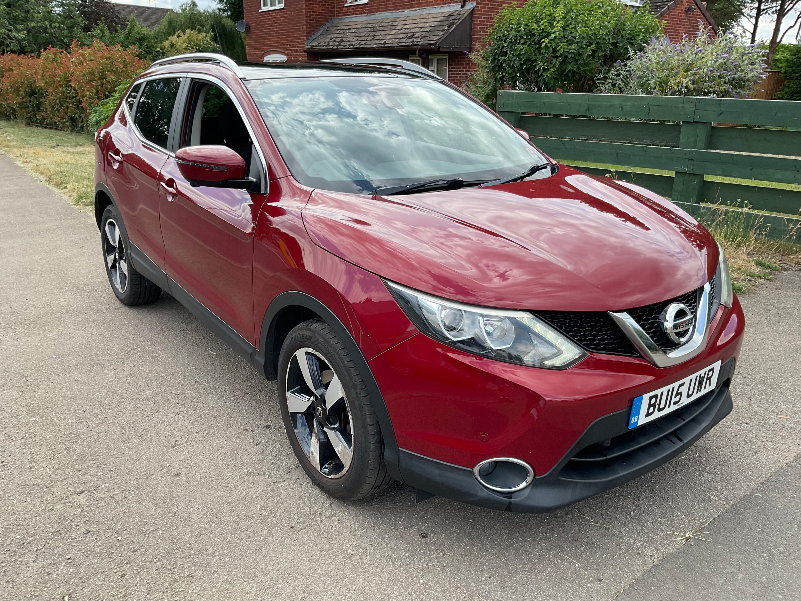 Red 2015 Nissan Qashqai Hatchback Front-wheel drive Manual