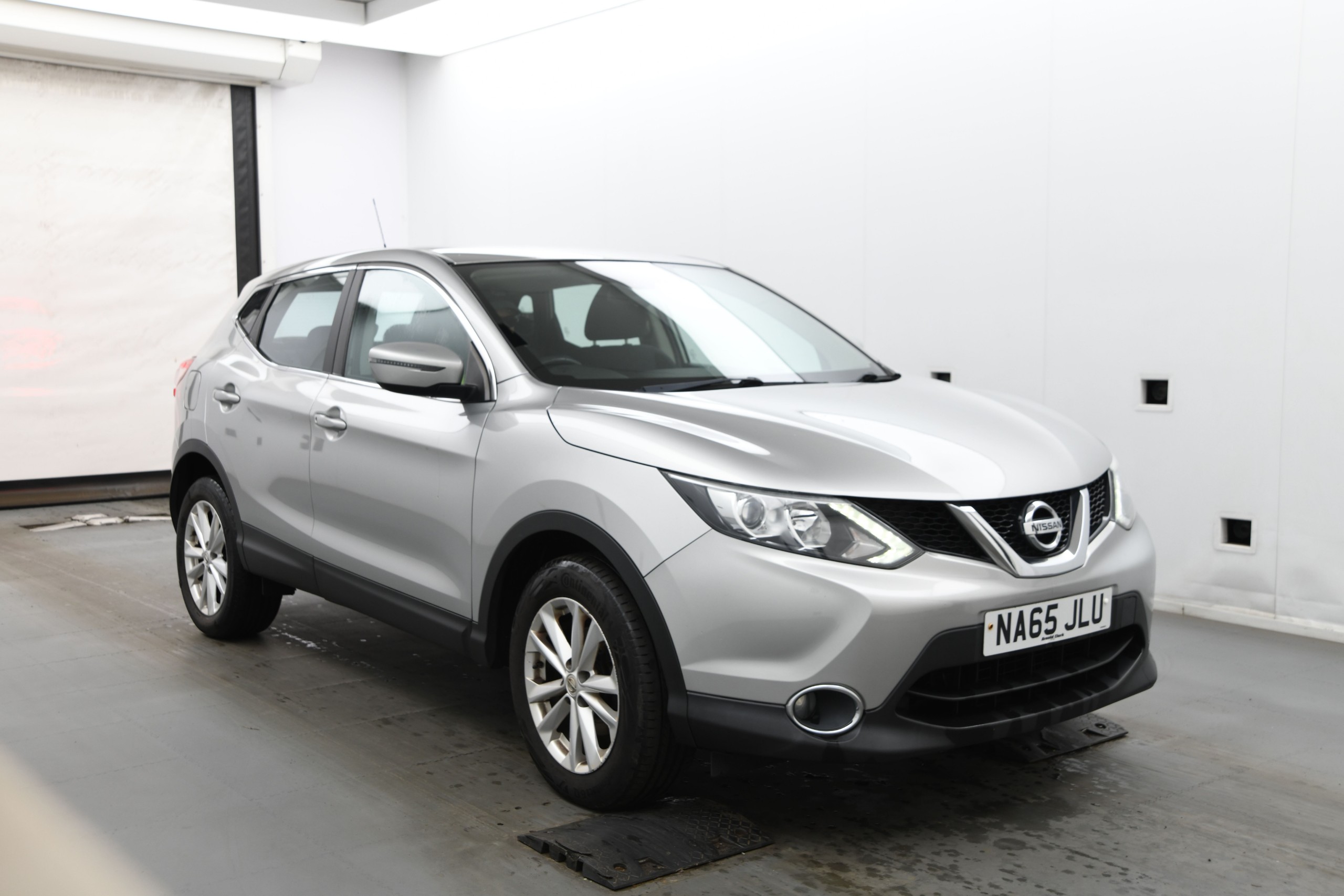Silver 2015 Nissan Qashqai Hatchback Front-wheel drive Manual