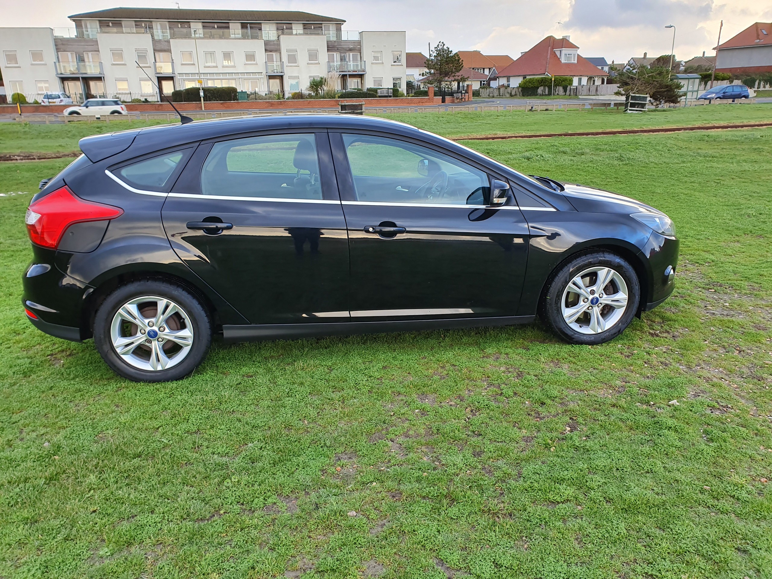 Ford Focus ZETEC 1.6 5-Door PETROL 2011