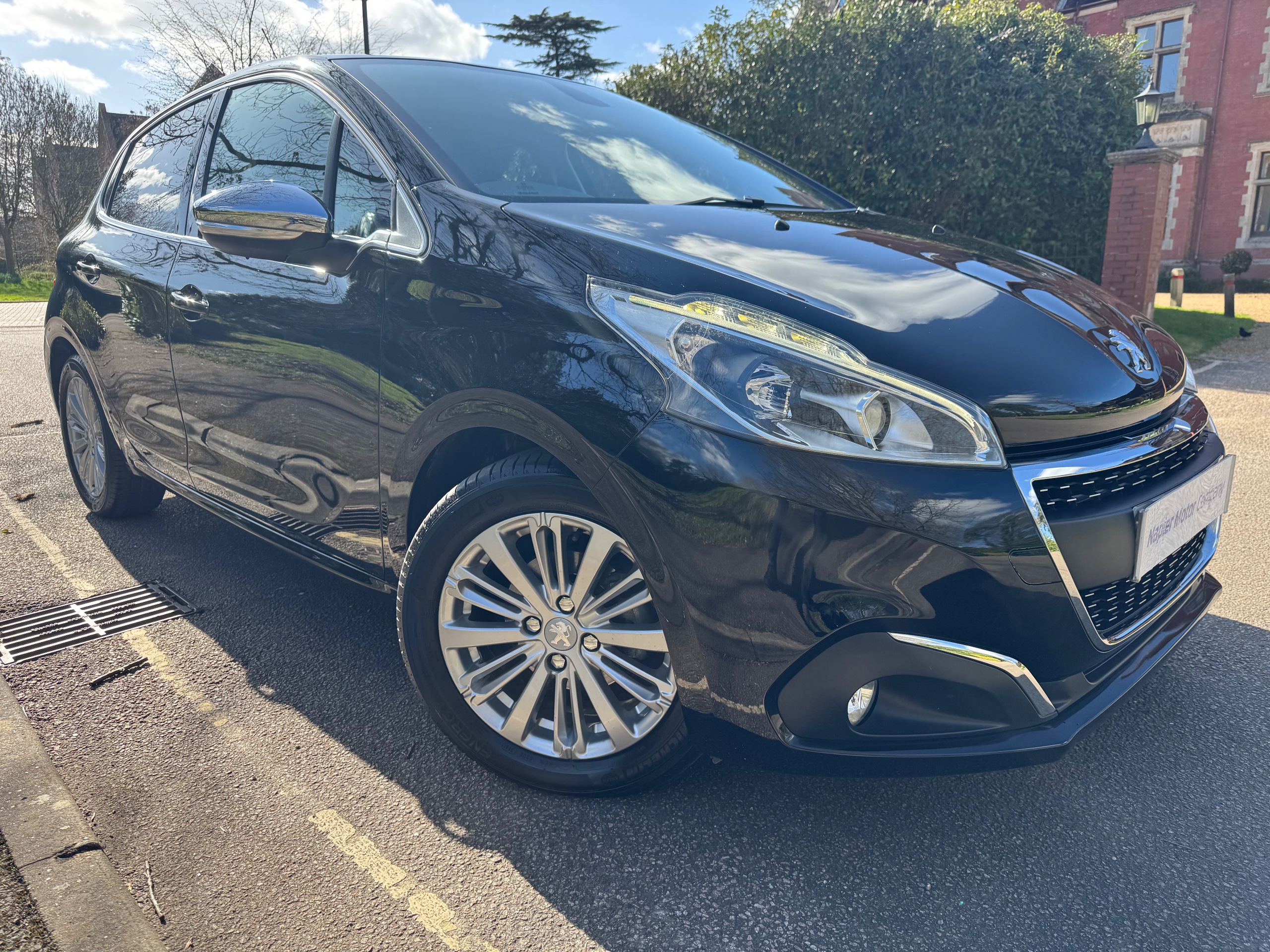 2017 Peugeot 208 1.2 PureTech Allure (82bhp) 5d