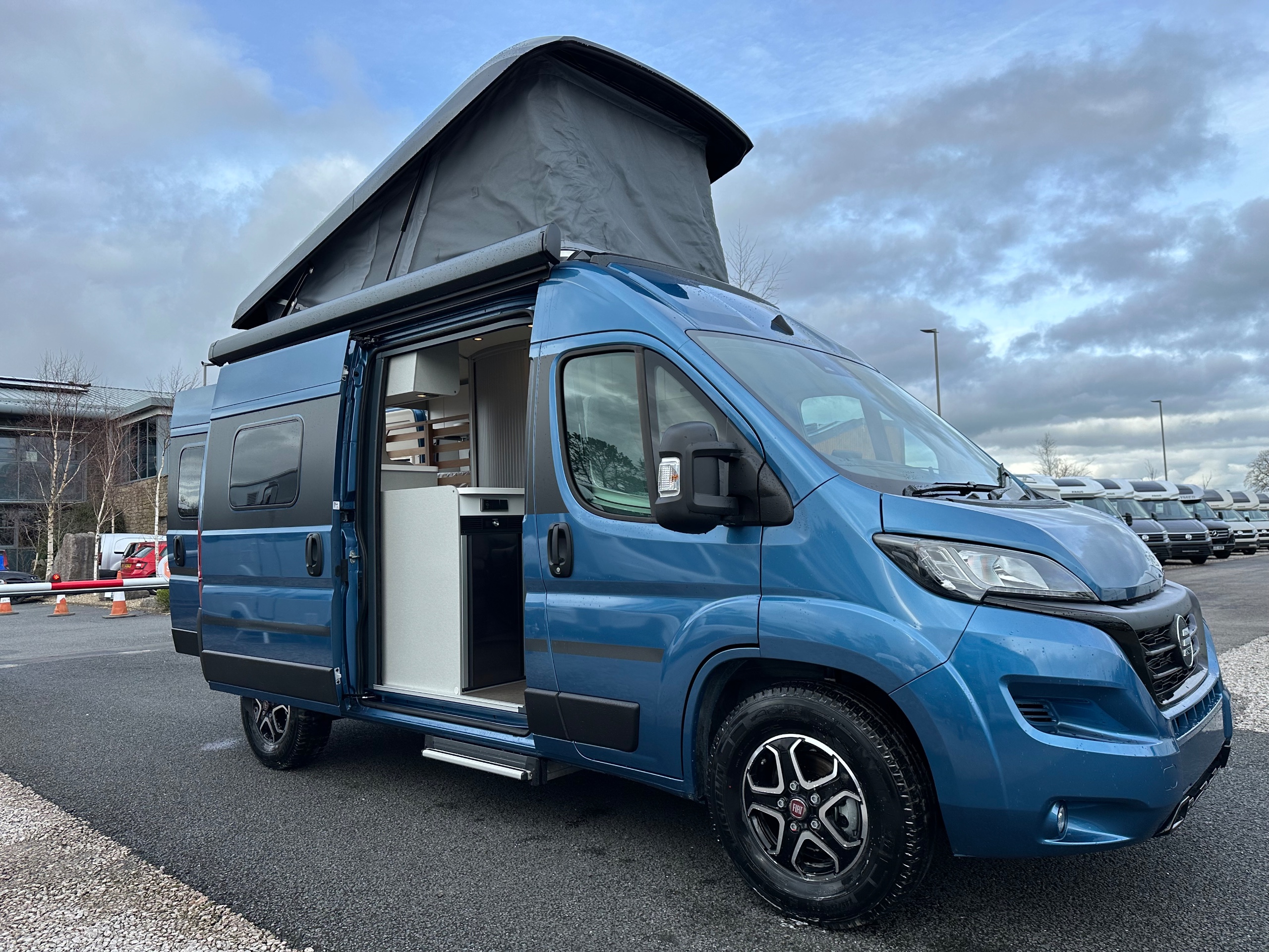  Foto zu 2024 Hymer Free Stormy Blue Metallic 