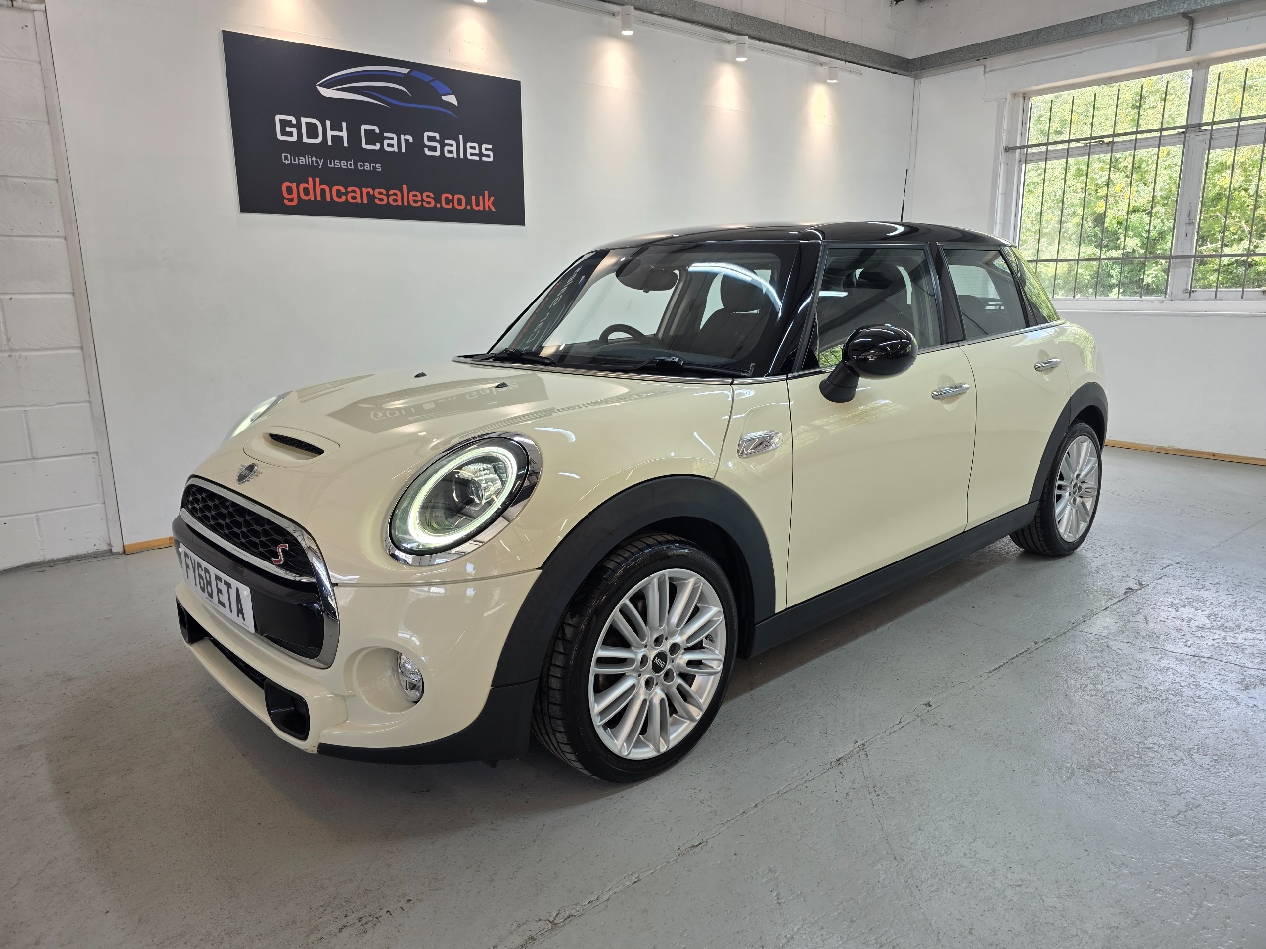 White 2018 MINI Hatchback Hatchback Front-wheel drive Manual
