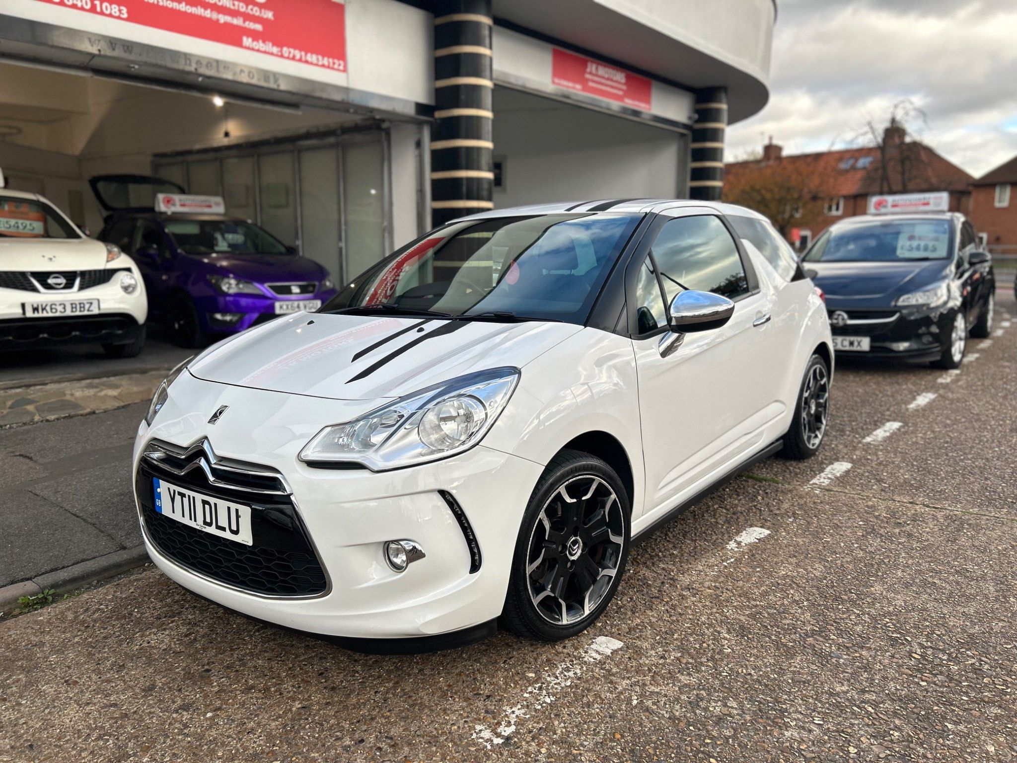 Citroen DS3 BLACK AND WHITE 3-Door 2011