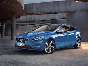 Volvo boosts V40 economy