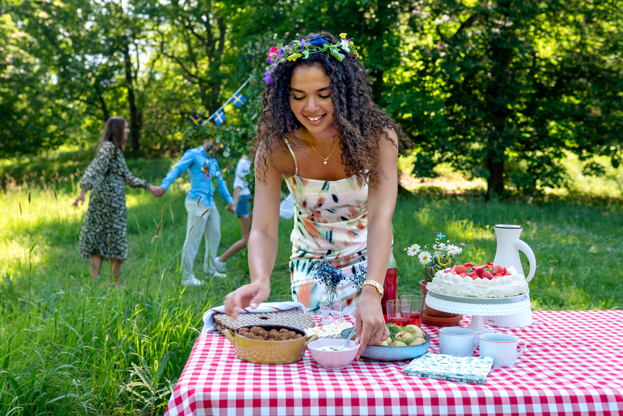 Kvinna dukar midsommarbord