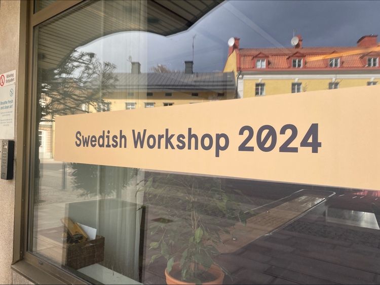 Ett skyltfönster med en textstripe med texten Swedish Workshop 2024.