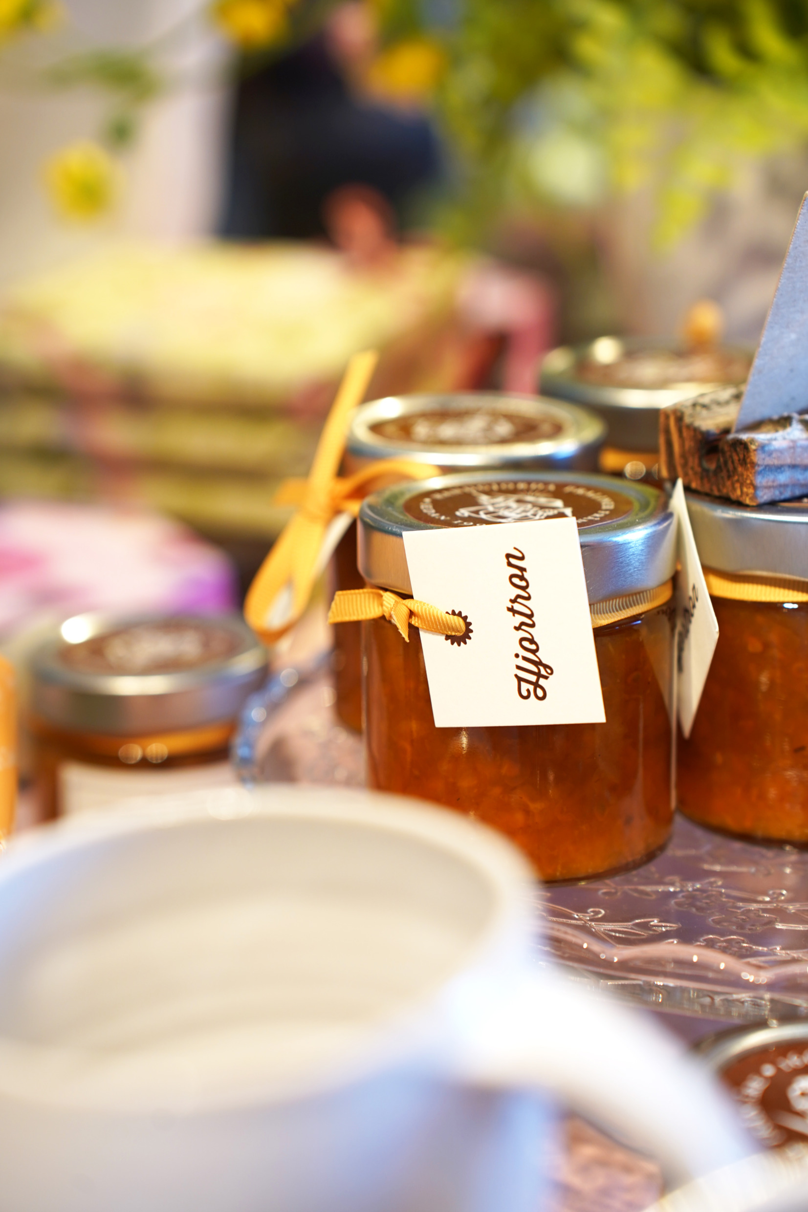 Burkar med hjortronsylt på ett bord.