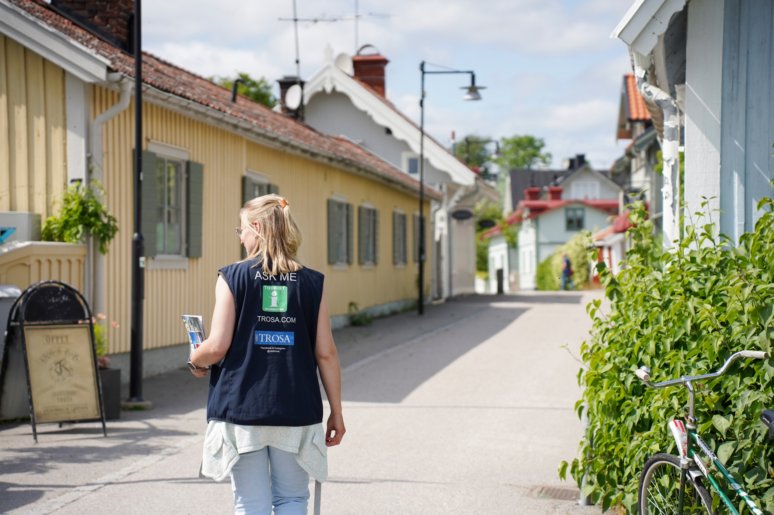 En guide vägleder besökare genom en stadsdel i Sverige.