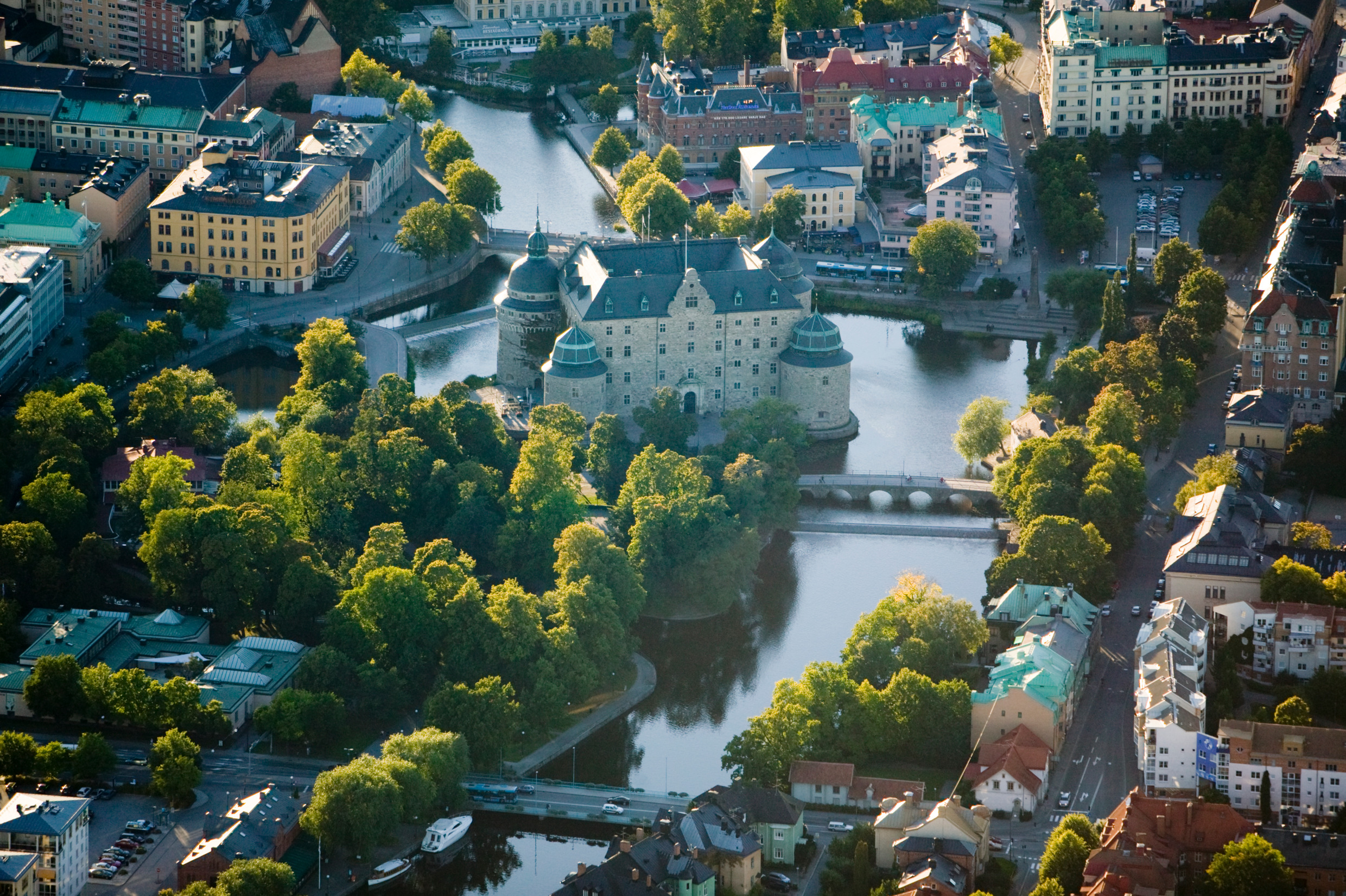 En drönarbild över Örebro slott med tillhörande omgivningar.