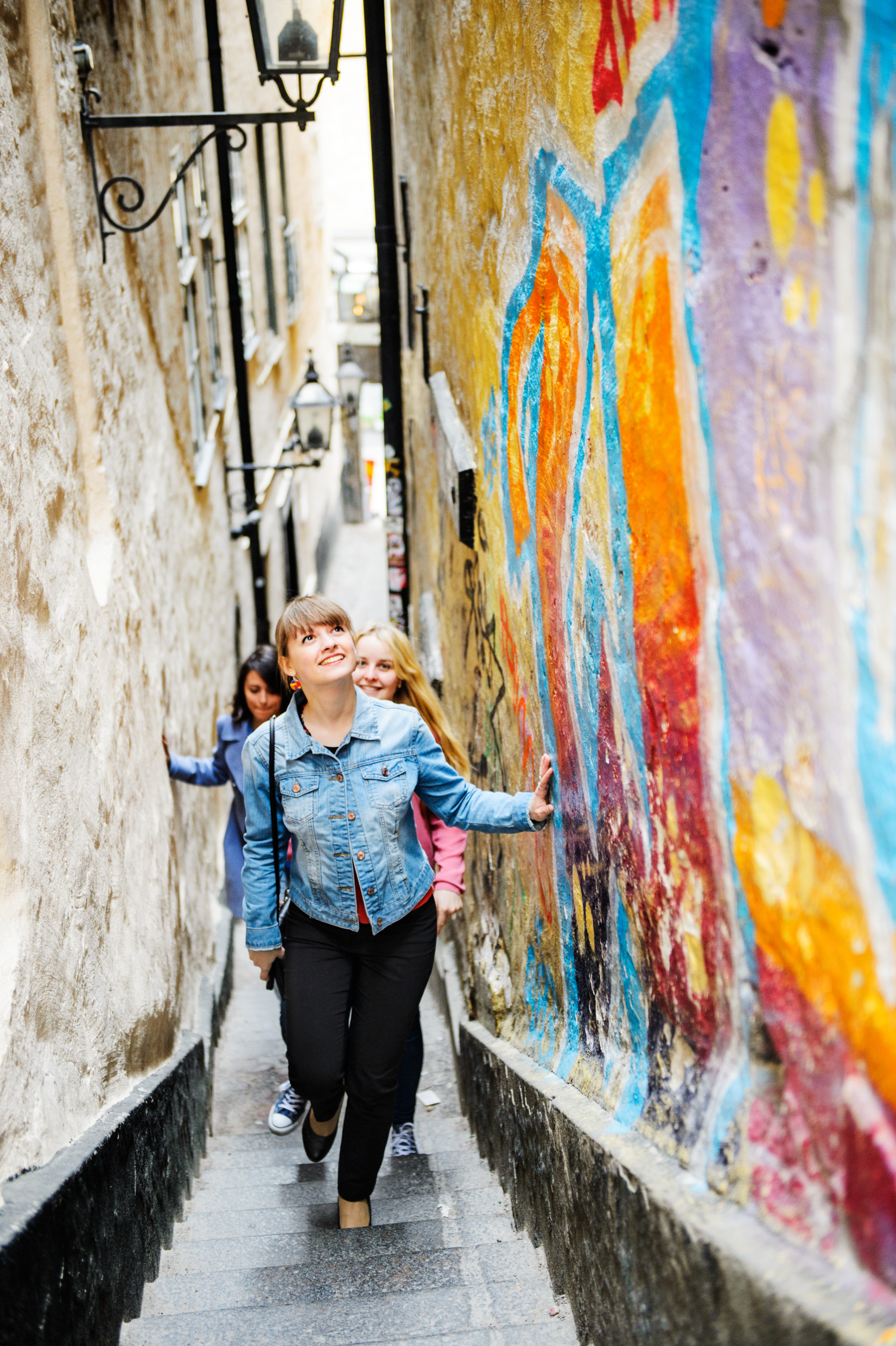 Några personer går igenom Gamla stans trånga gränder.