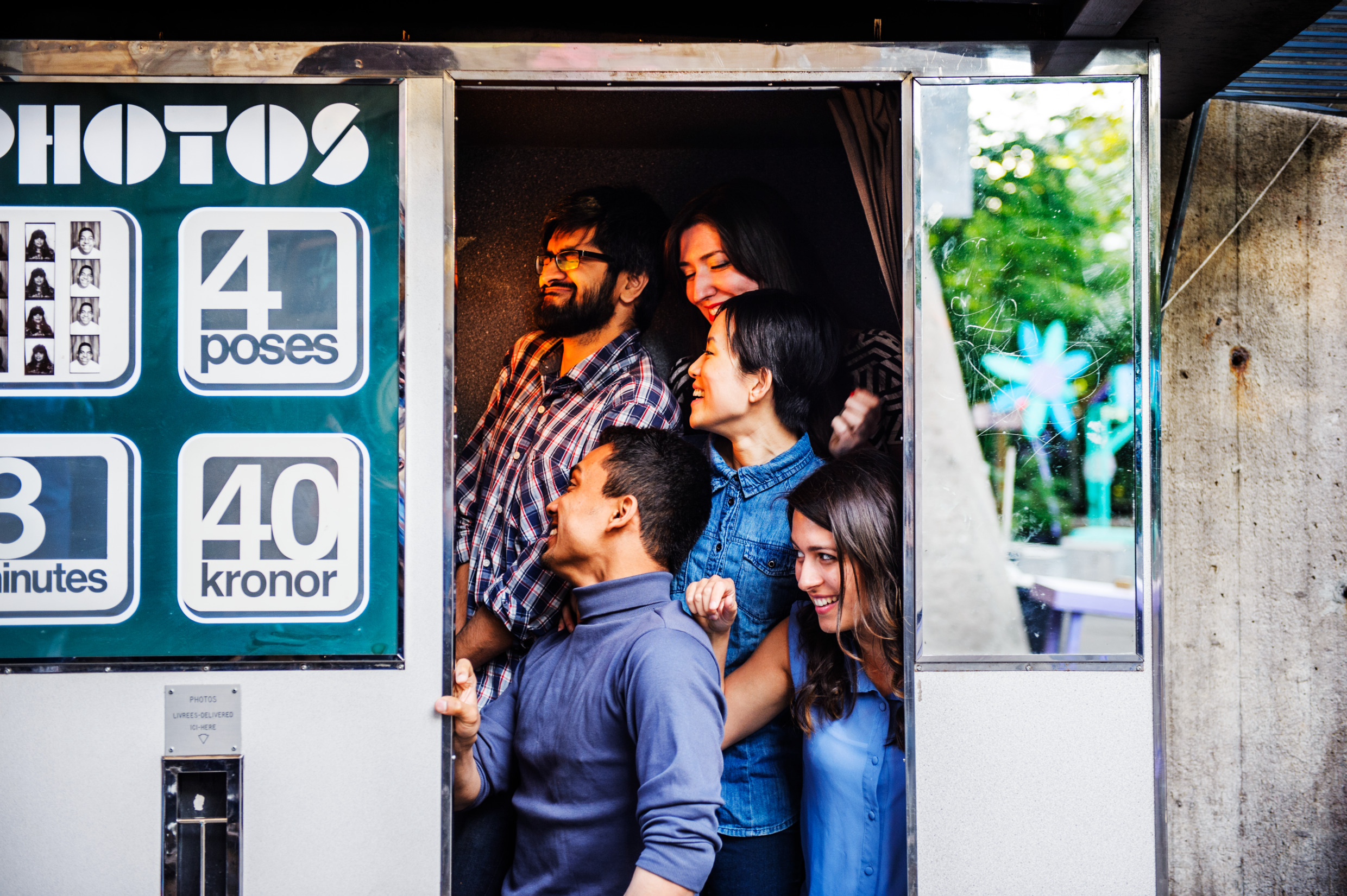 Fem personer trängs i en fotoautomat.