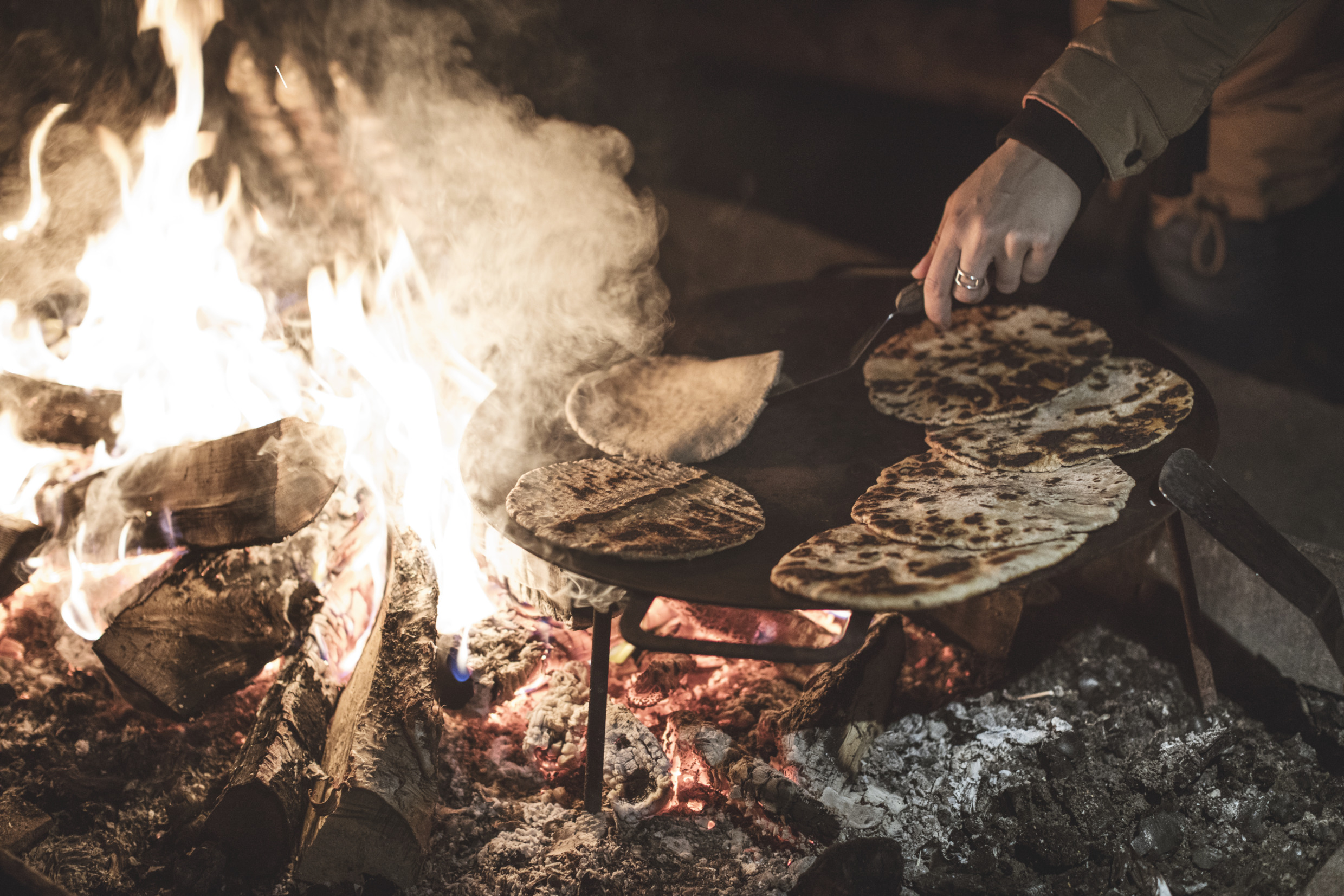 tina_stafrén-baking_the_sámi_bread_gahkku.-7907-7.jpg