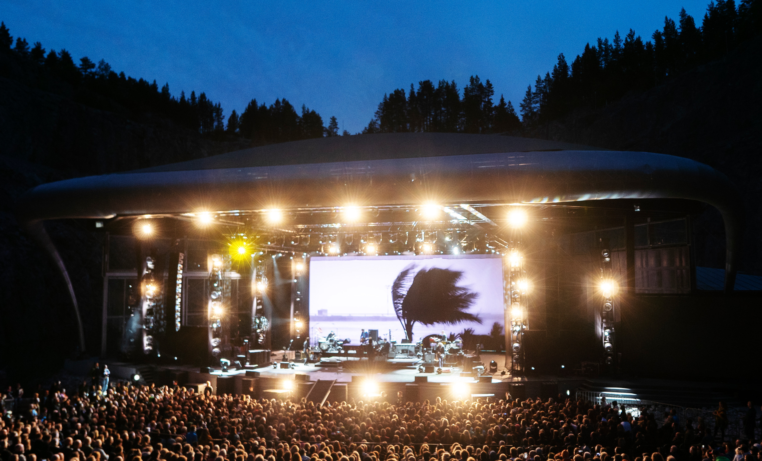 Utomhusscenen Dalhalla med pågående konsert med fullsatt publik.