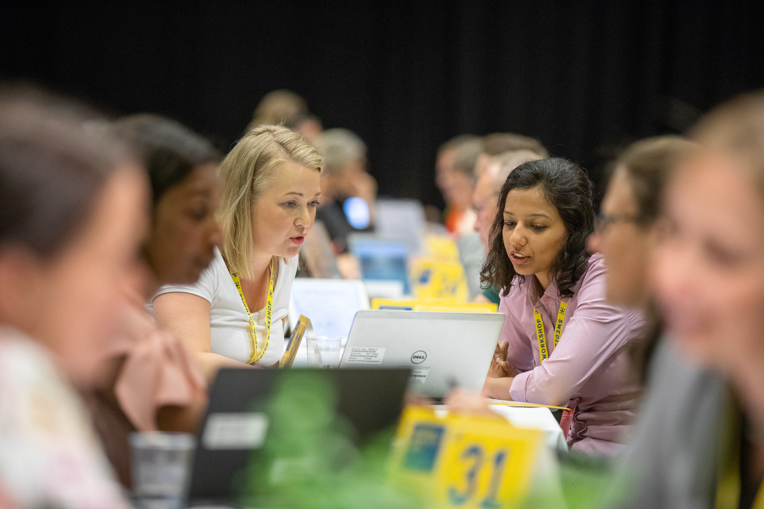 Flera personer sitter i samtal under eventet Swedish workshop.