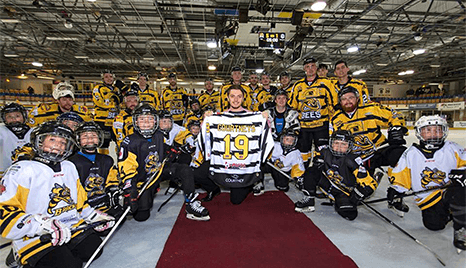 Ice-hockey-Team-Presenting-Shirt-Courtney-Buses-Staff