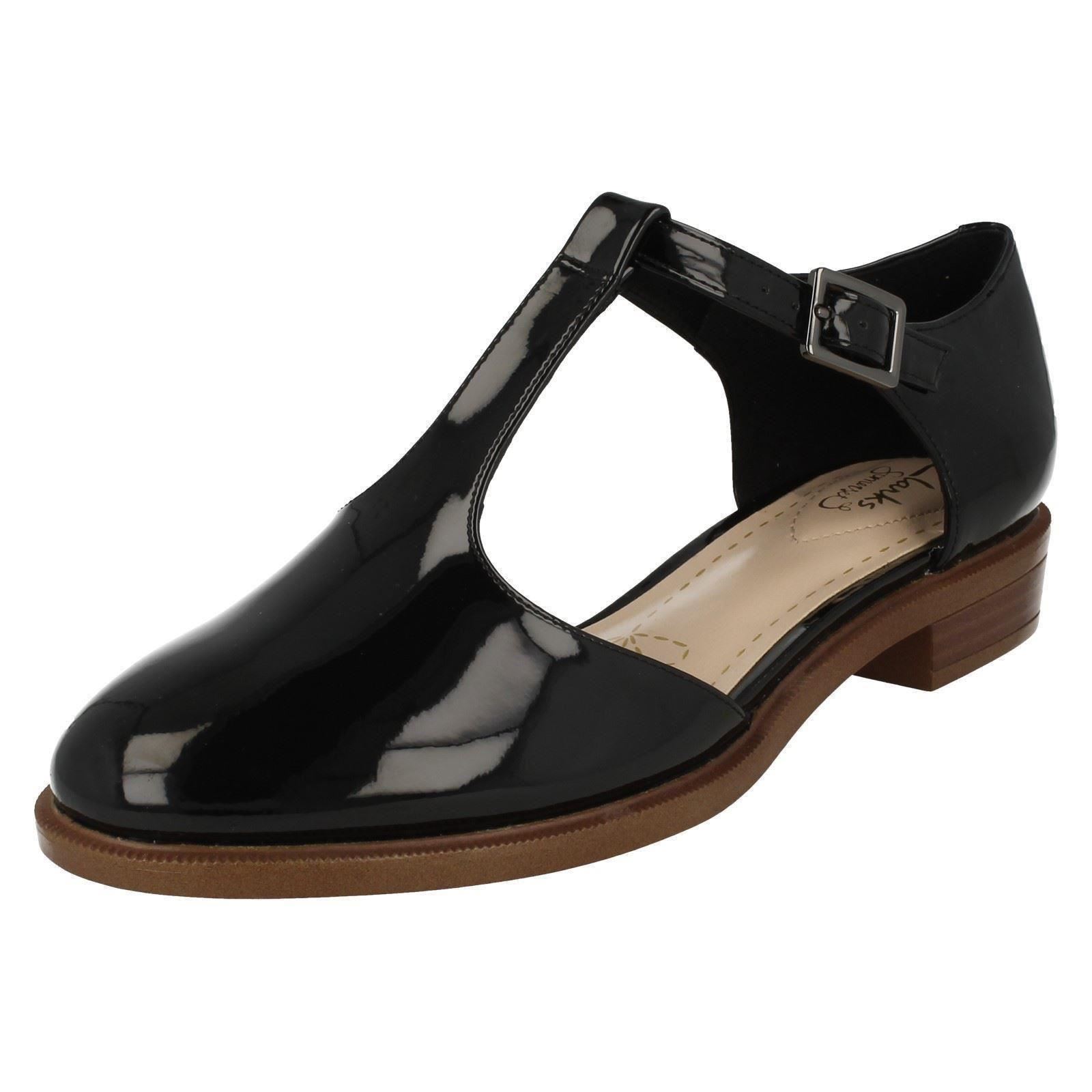 clarks ladies flat shoes