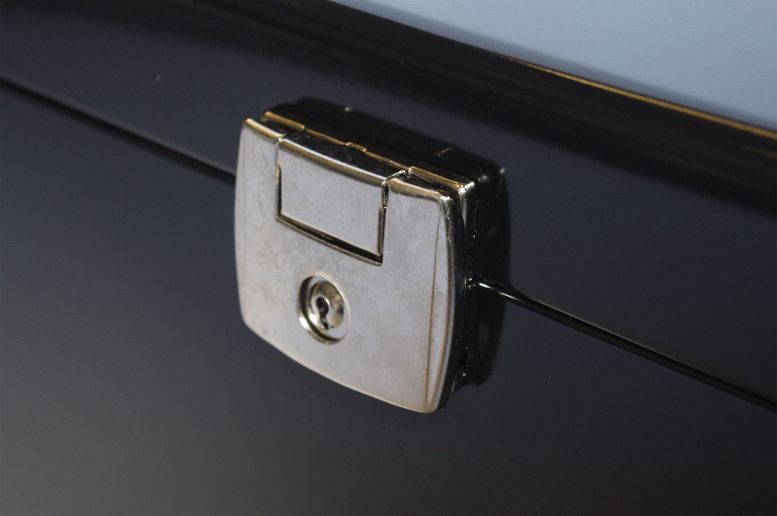 Metal File Storage Box A4 Lockable 5 Free Files OR Optional Suspension Files - Picture 9 of 32