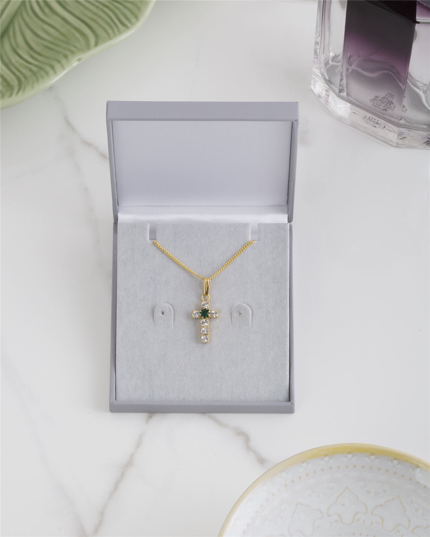 White crystal cross pendant with emerald crystal centre - Picture 11 of 12