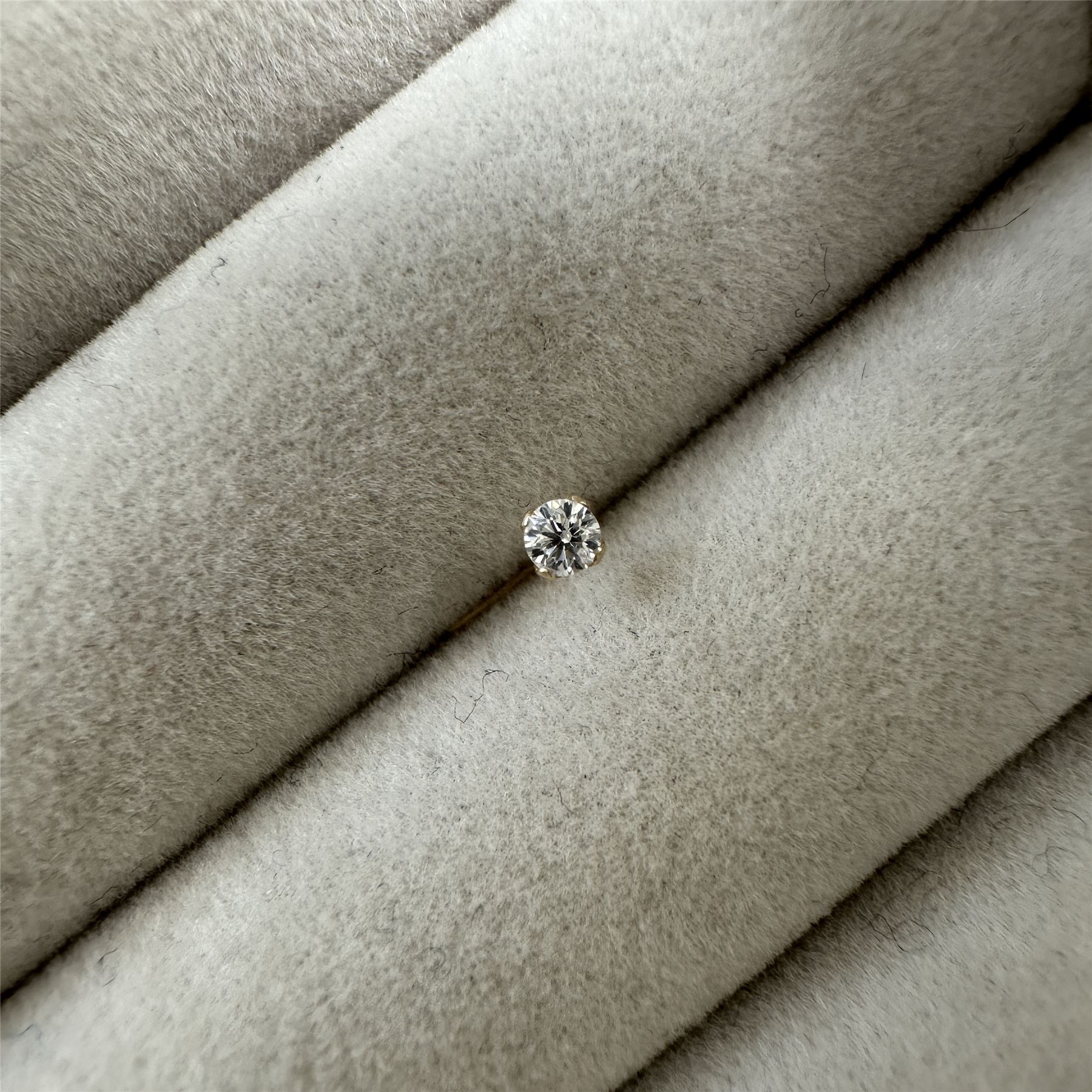 9ct Gold 2mm Heart Bead & Clear Crystal Stud Nose L Stud - Single Pin or Set - Picture 8 of 19