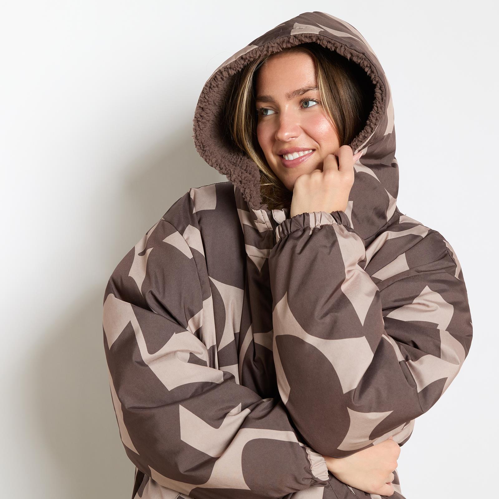 OHS Drying Changing Robe Geo Print Sherpa Lined Water Resistant Oversize Coat
