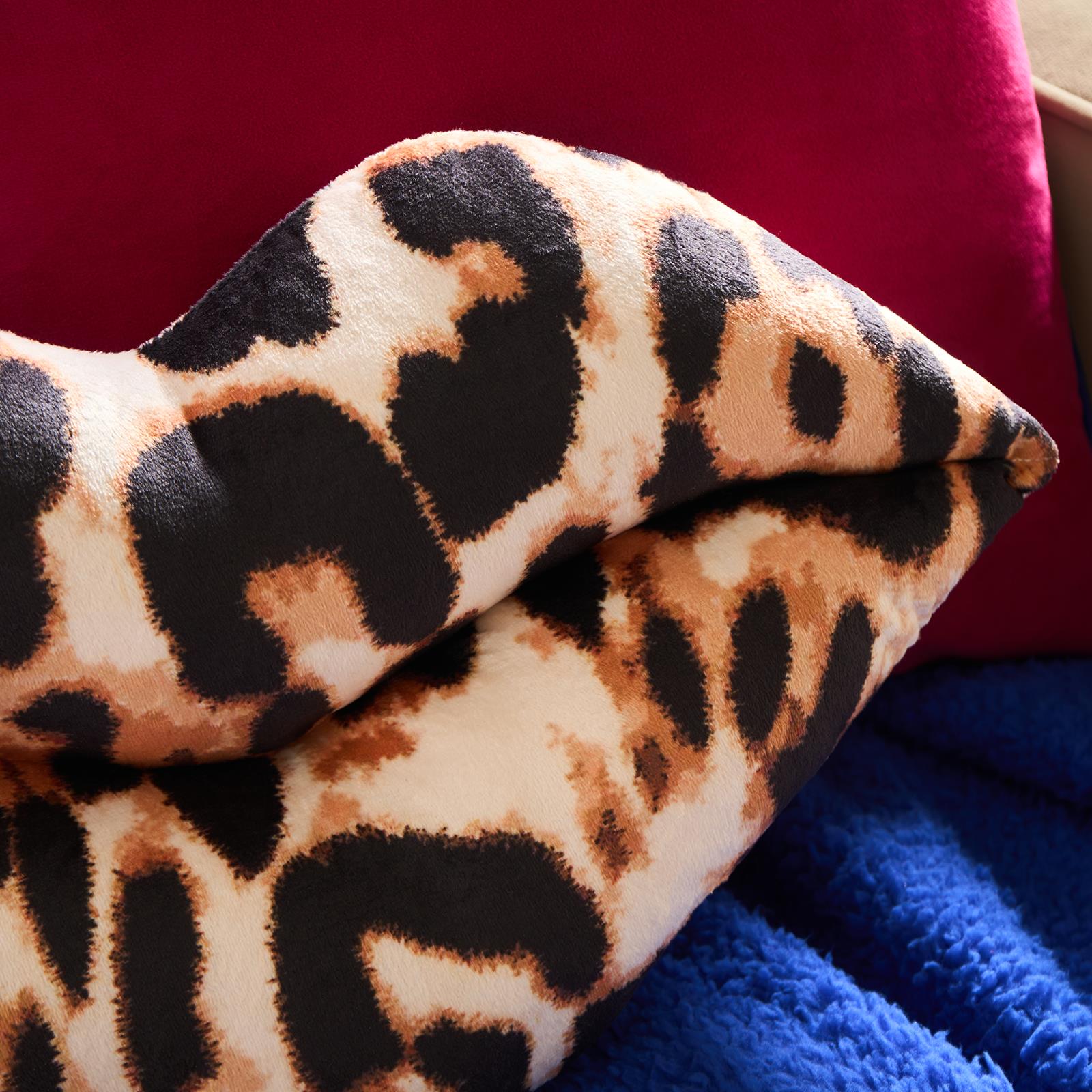 OHS Lips Shaped Cushion Decorative Filled Scatter Throw Pillow Home Decor