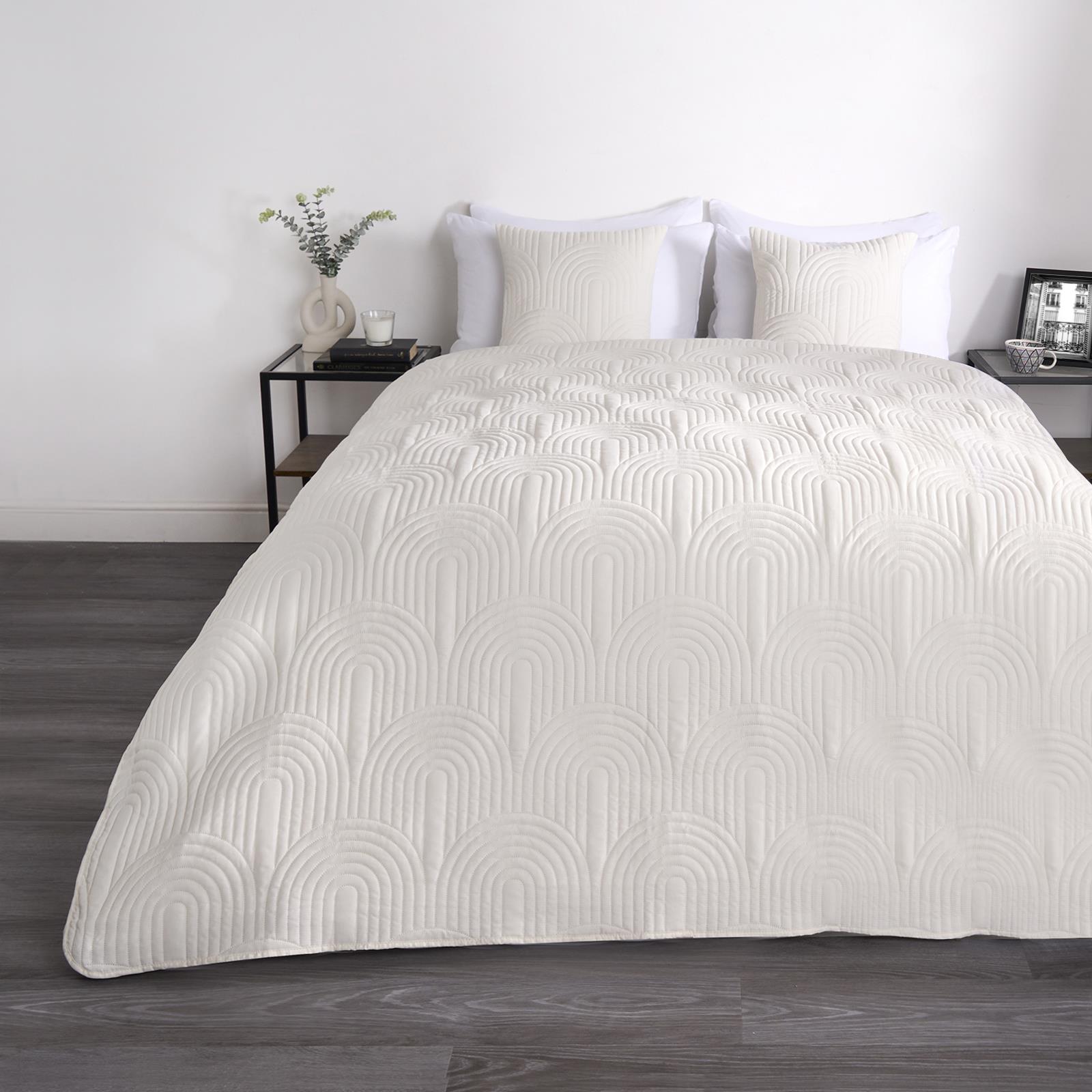 Pinsonic Blanket Quilted Bedspread Throw Over Bed Travel Car Sofa Large U Shape