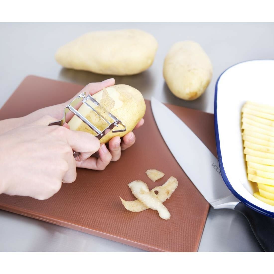 Vogue Serrated Speed Peeler Made of Stainless Steel with Serrated Edge