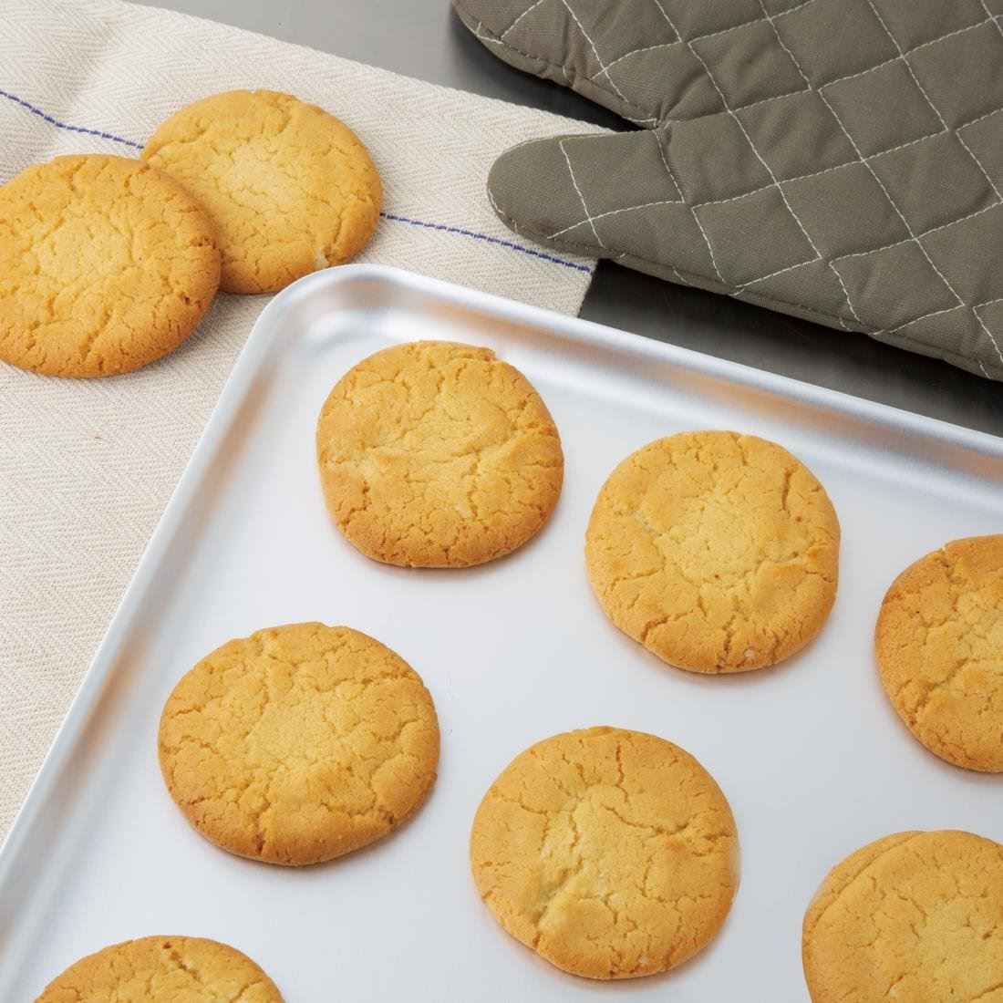 Vogue Baking Sheet for Oven Made of Aluminium 20mm Deep - 527x425mm