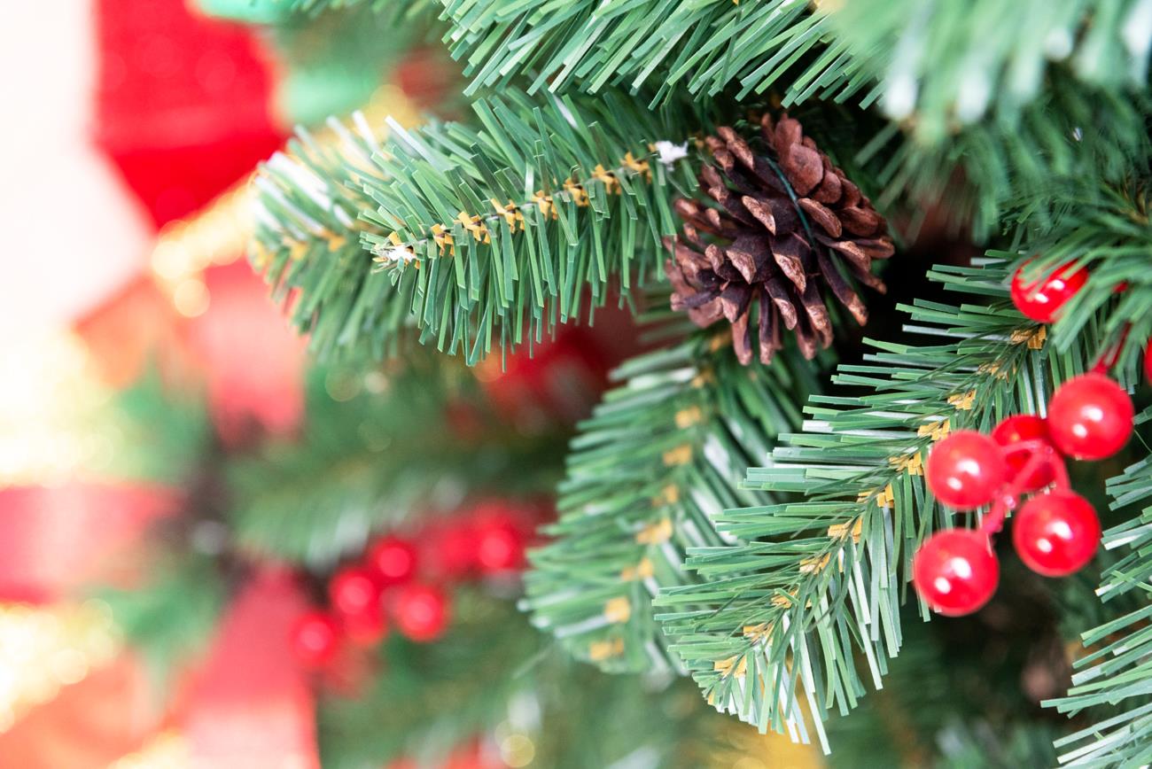 Christmas Tree Pre Lit Bushy LED Lights Artificial Berries Pine Cone Xmas Decor - Picture 36 of 37