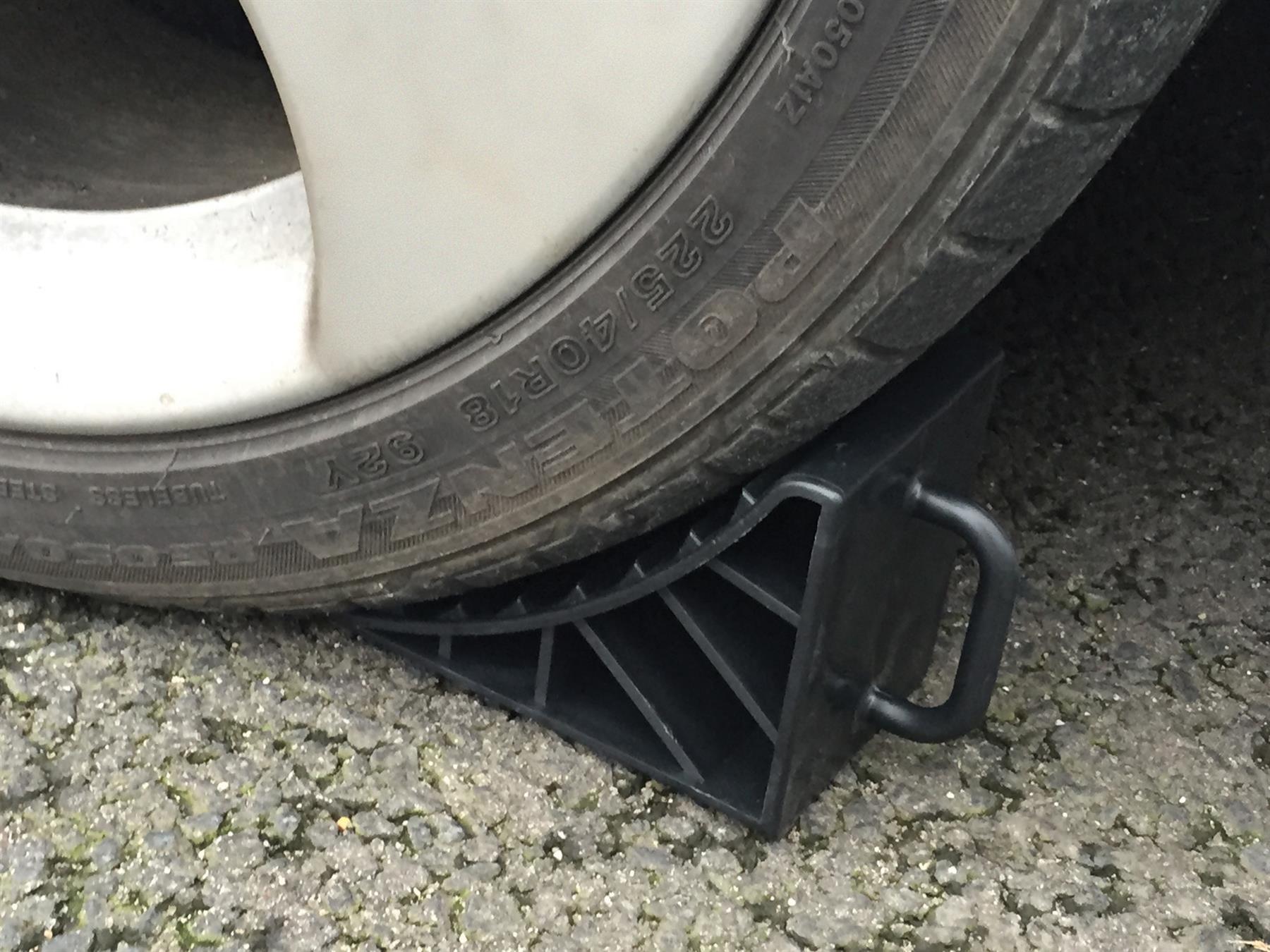 2 x Streetwize LWACC72 Plastic Car Caravan Boat Trailer Wheel Chock